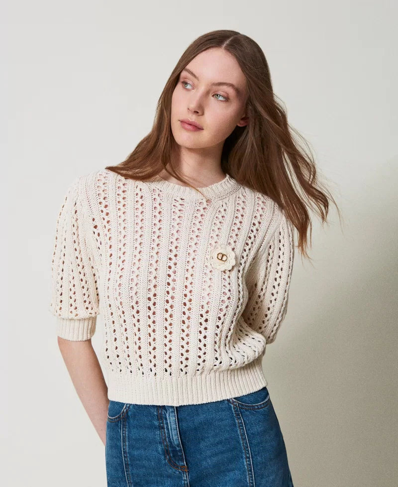 TWS-251TP3361 IVORY CROCHET BROOCH TOP