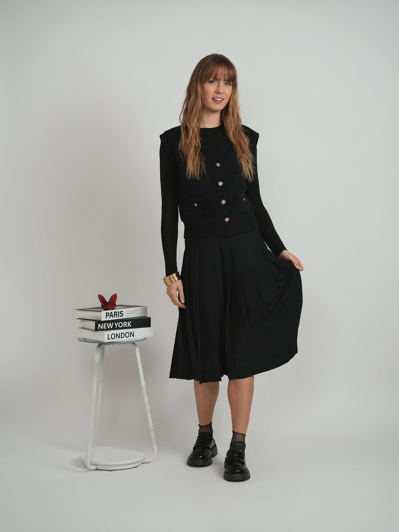 DEJ-WB5CM8538TE BLACK MOHAIR V-NECK VEST