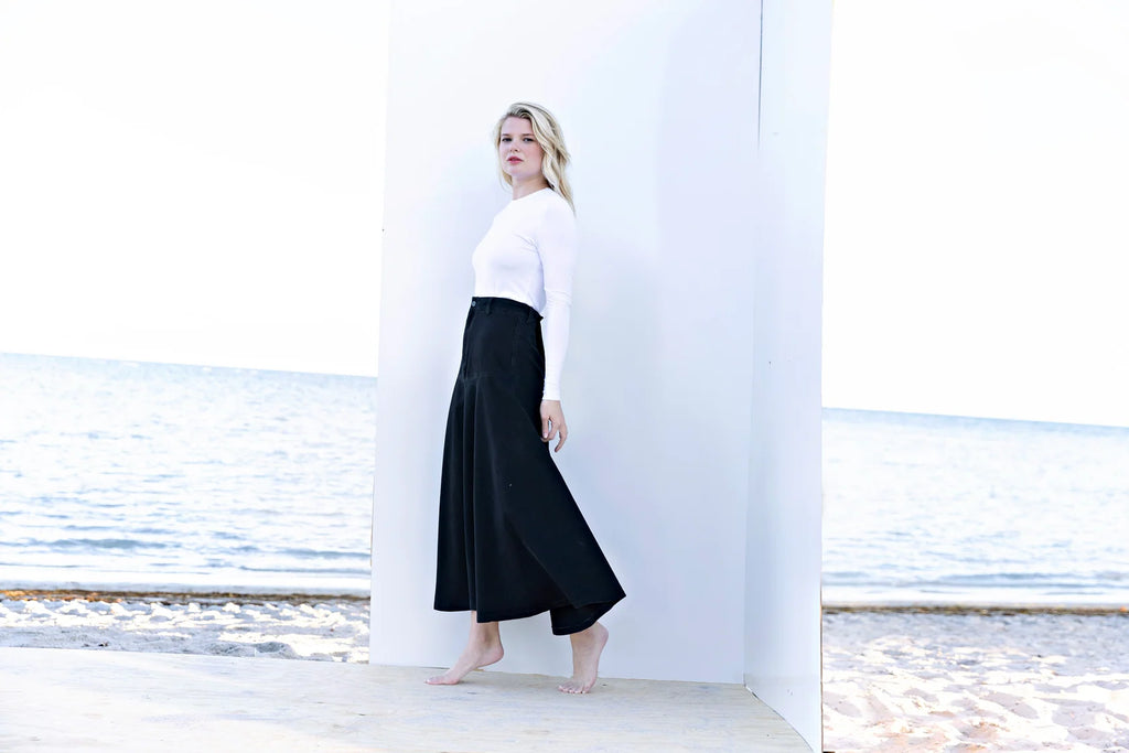 INO-M2-1407W AW26 BLACK DENIM ZIP FLY SKIRT