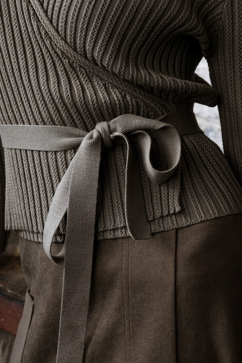 MUN-MNA4233 OLIVE WRAP TOP