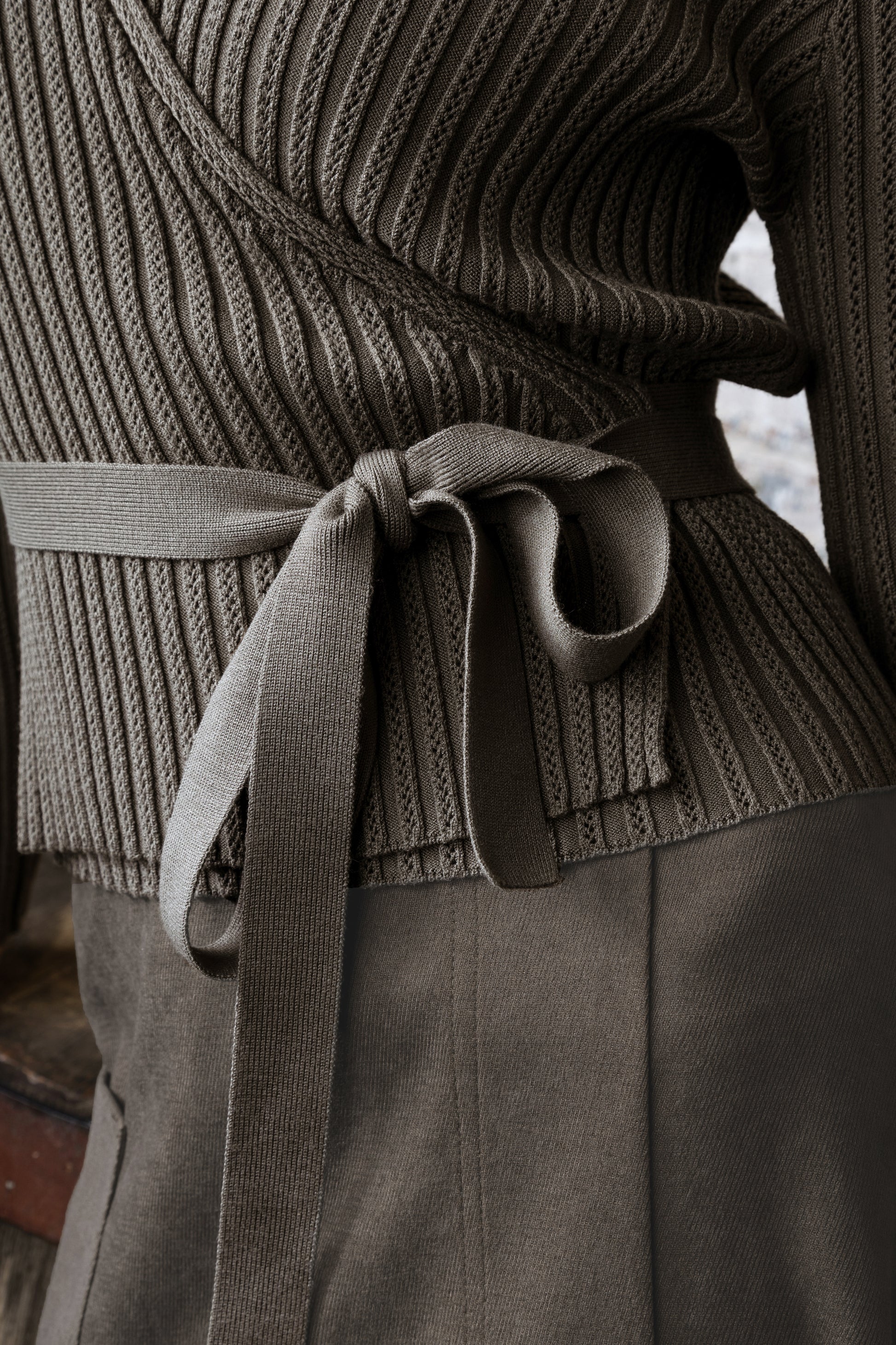 MUN-MNA4233 OLIVE WRAP TOP