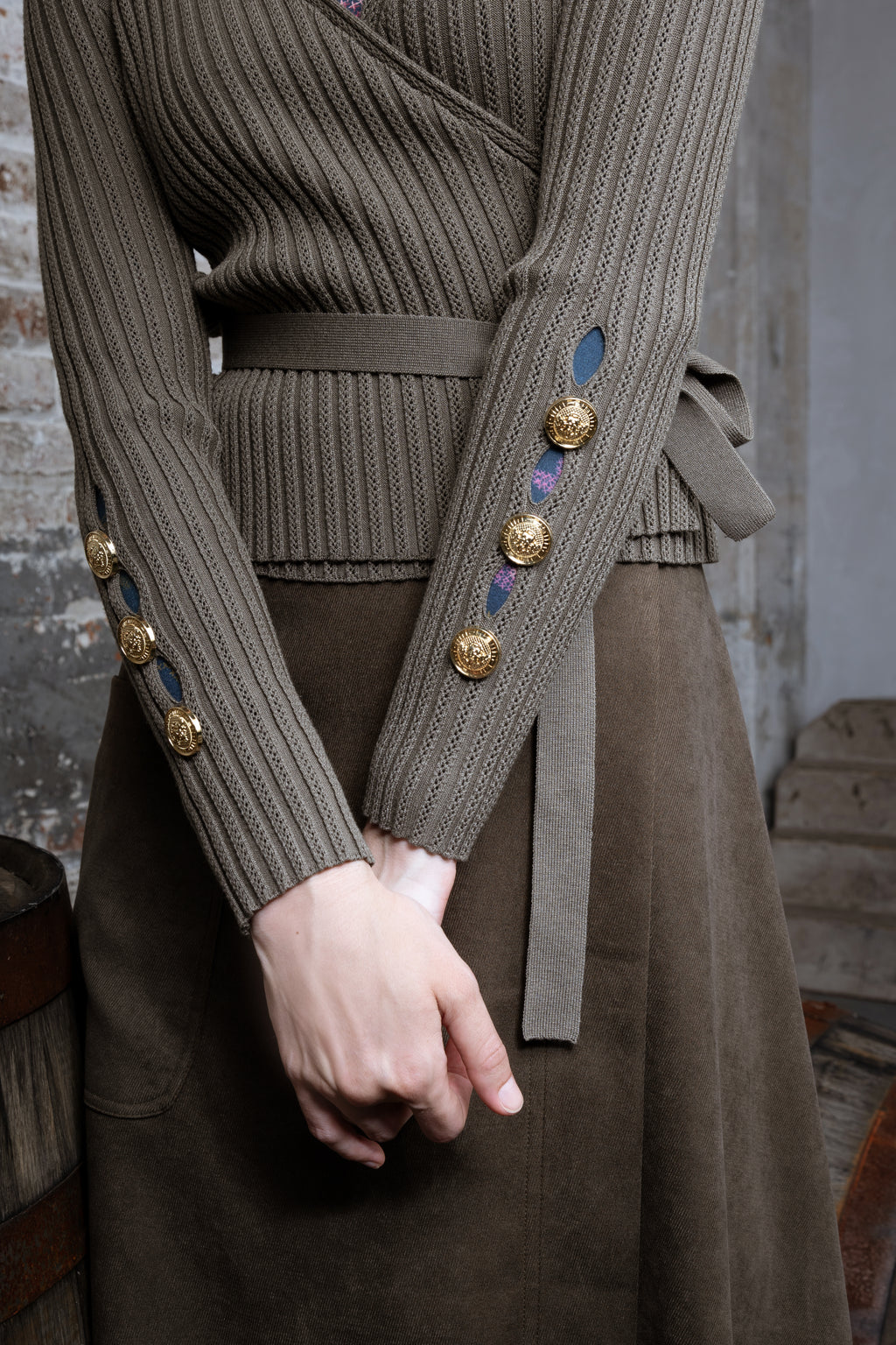 MUN-MNA4233 OLIVE WRAP TOP