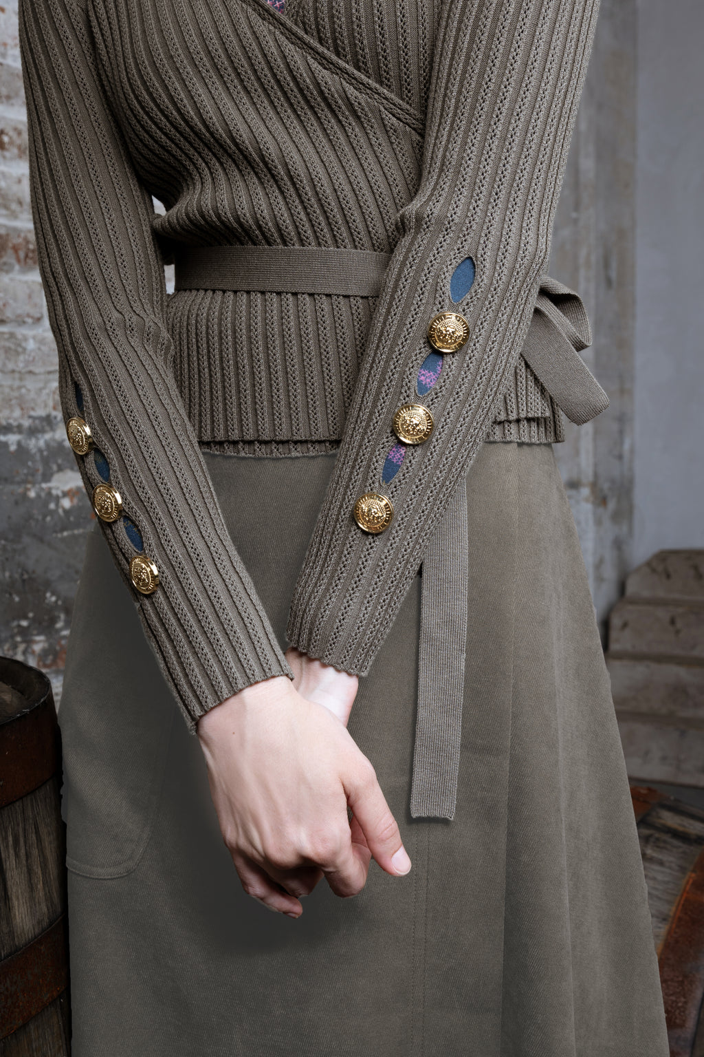 MUN-MNA4233 OLIVE WRAP TOP