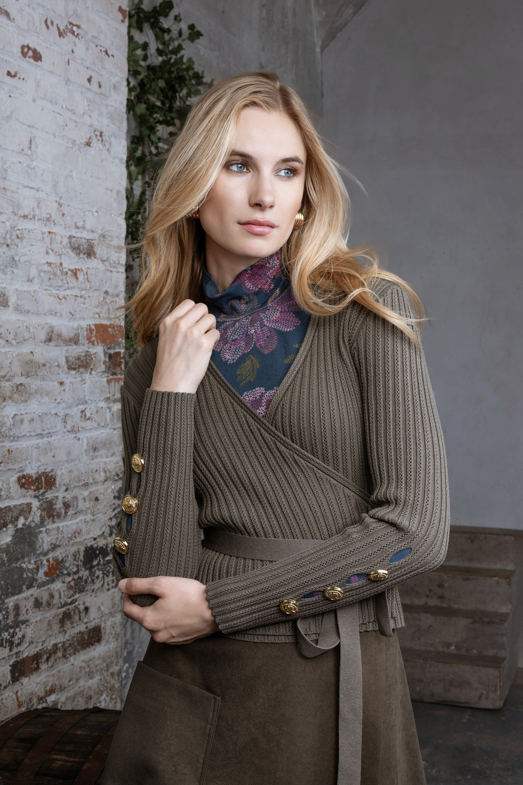 MUN-MNA4233 OLIVE WRAP TOP