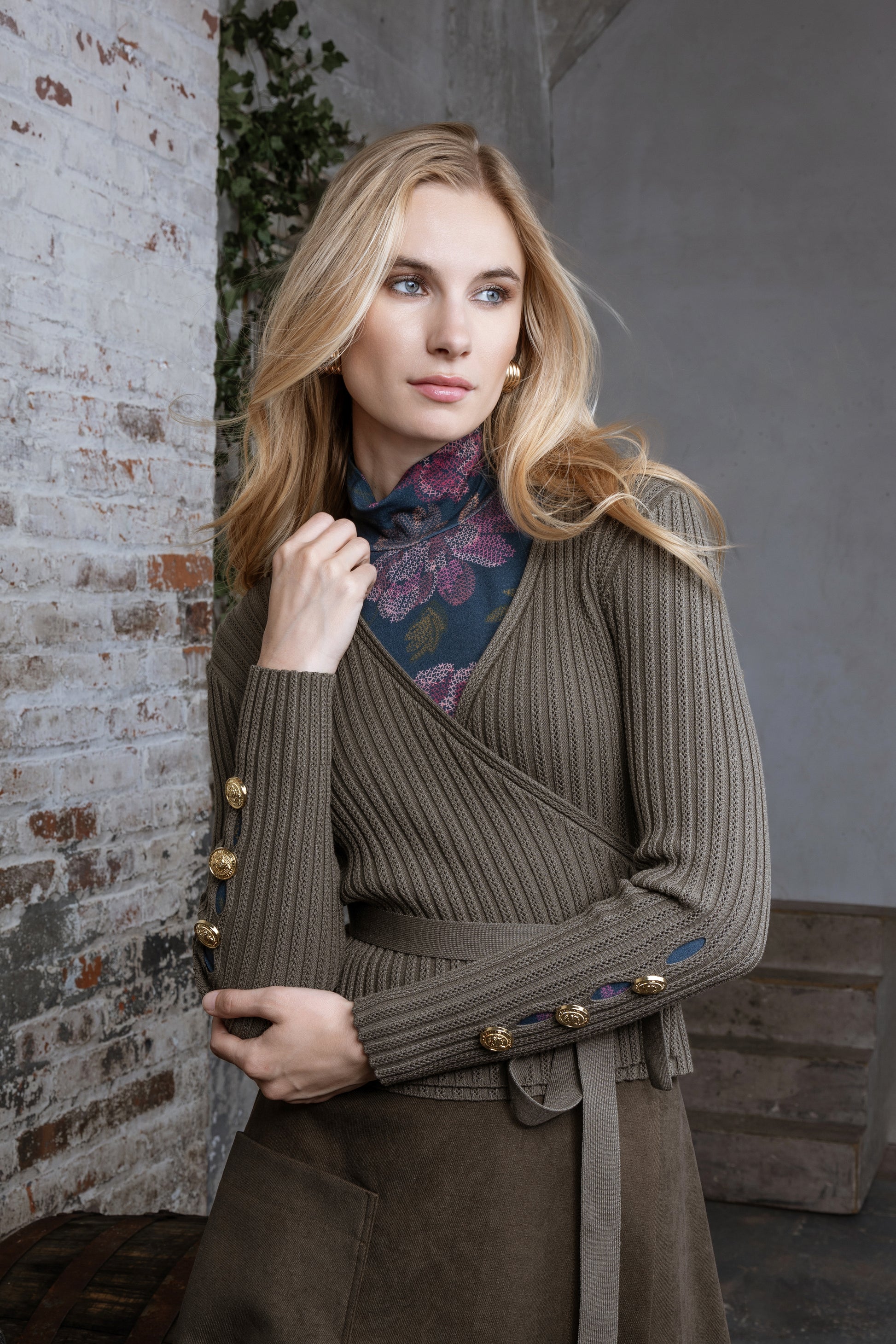 MUN-MNA4233 OLIVE WRAP TOP