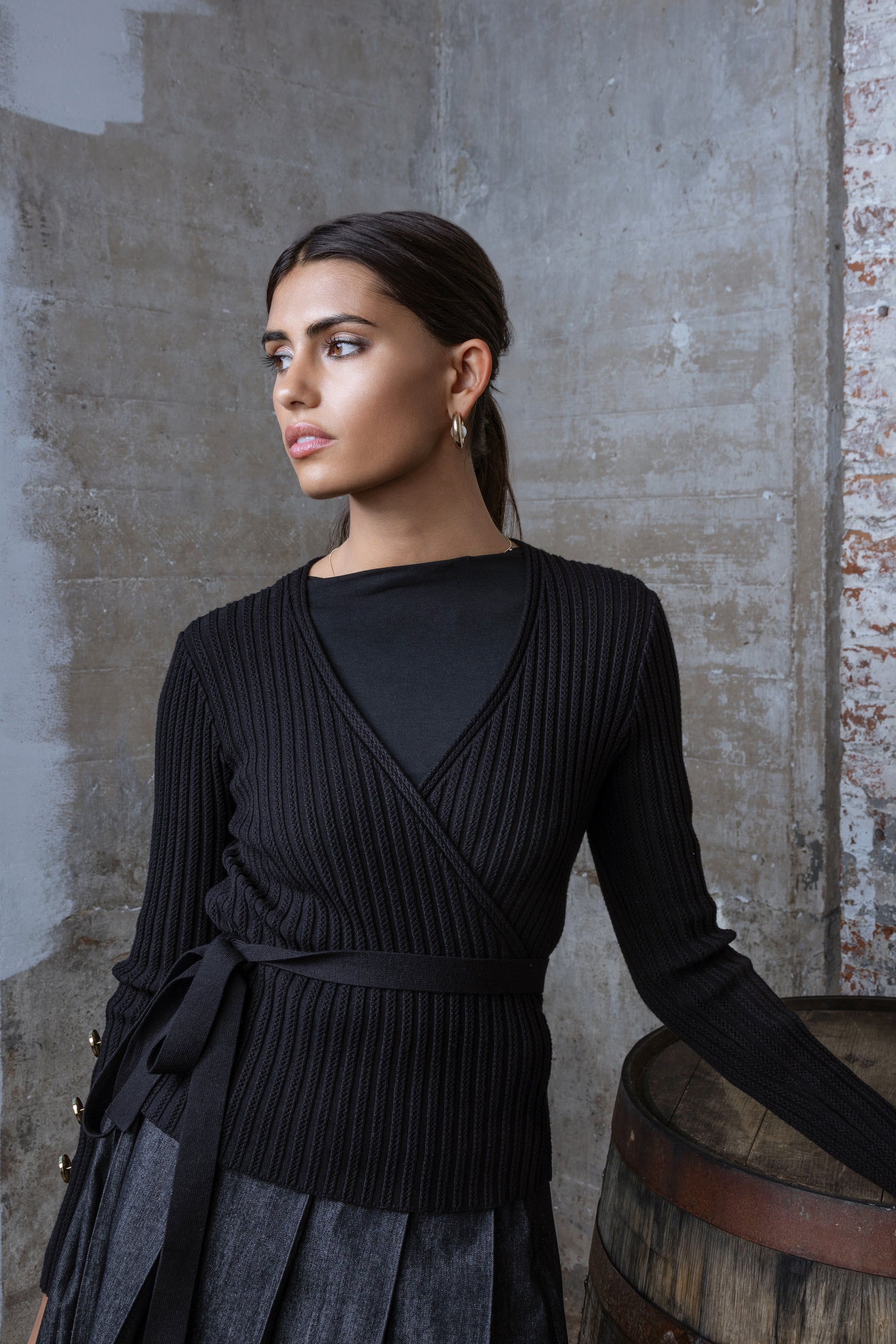MUN-MNA4233 BLACK WRAP TOP