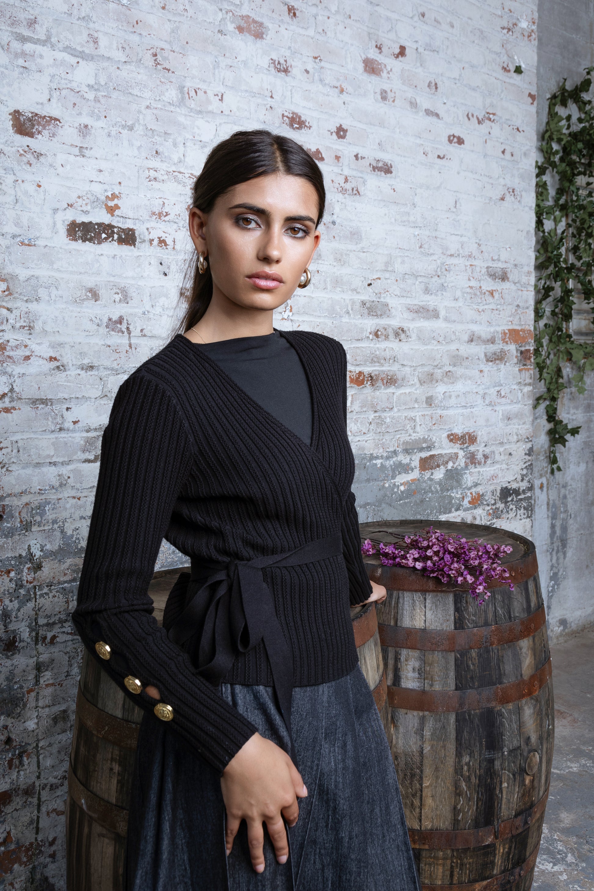 MUN-MNA4233 BLACK WRAP TOP