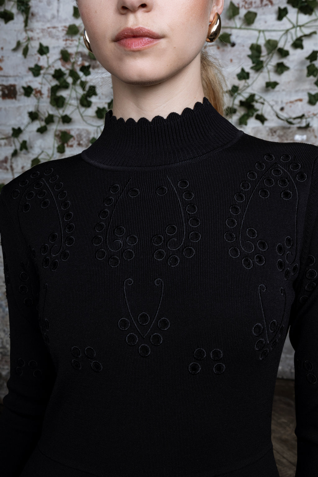 MUN-MNA4213 BLACK EYELET TOP
