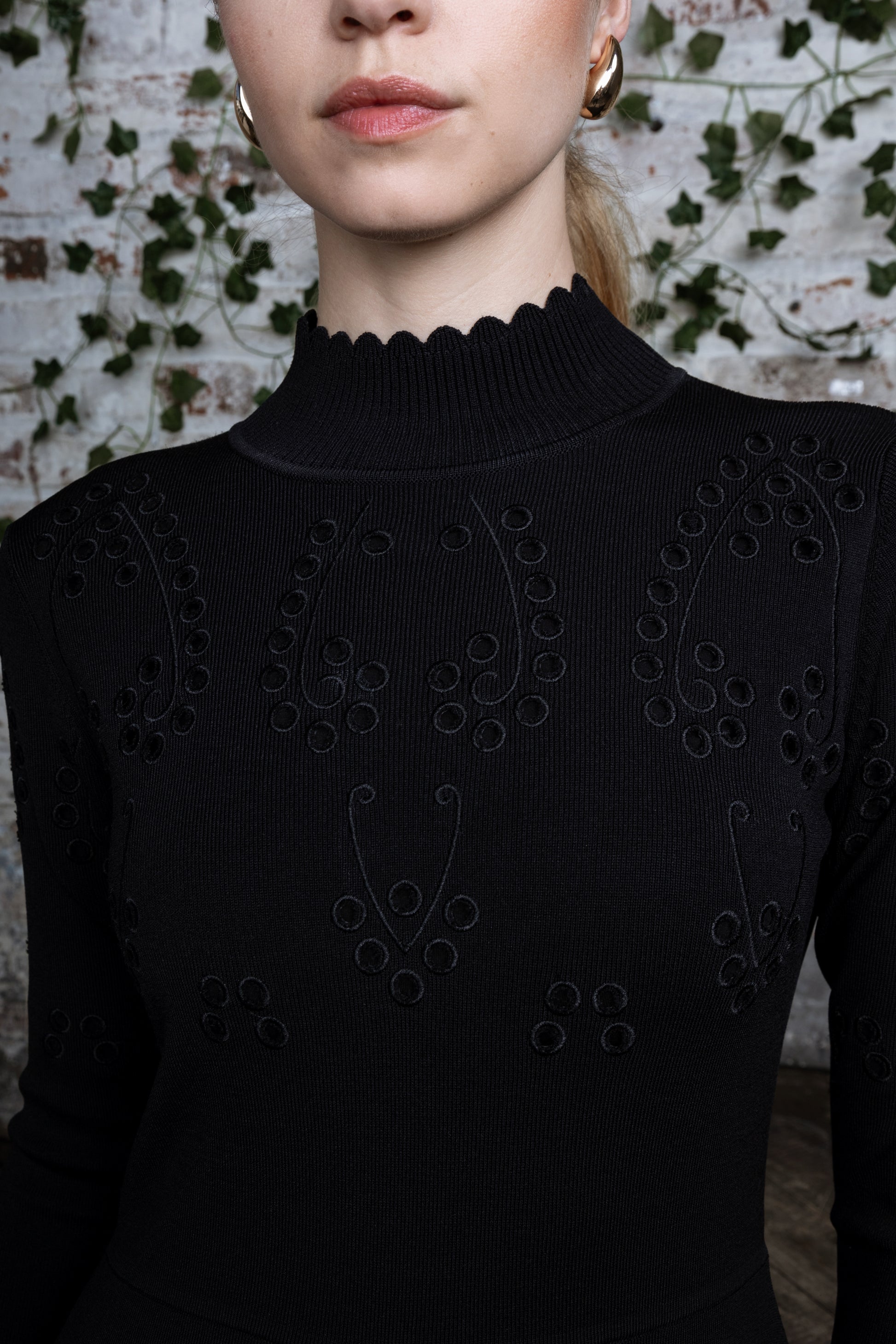 MUN-MNA4213 BLACK EYELET TOP