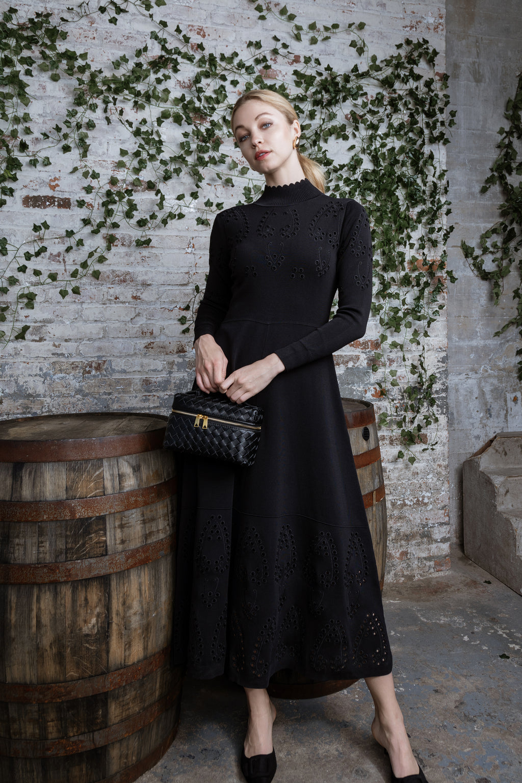 MUN-MNA4213 BLACK EYELET TOP