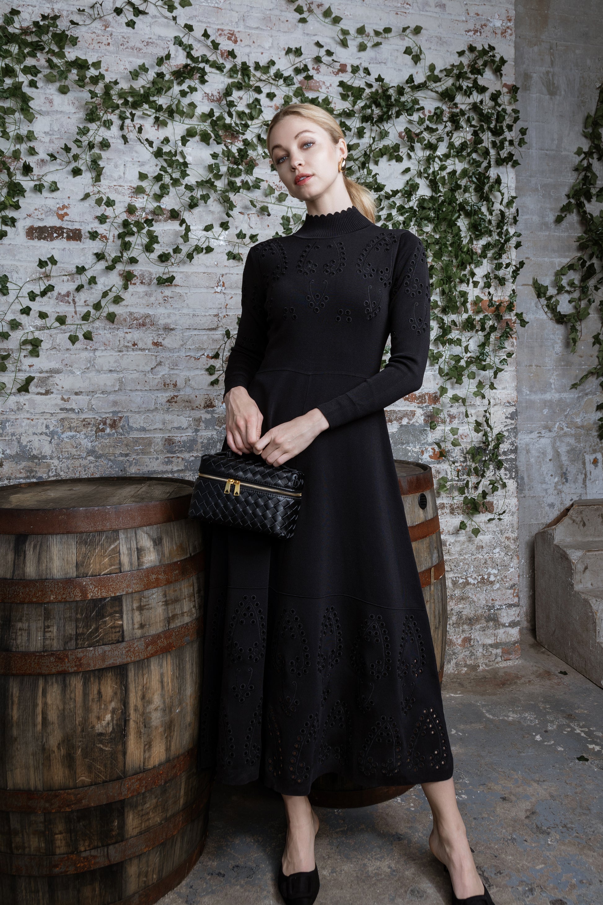 MUN-MNA4213 BLACK EYELET TOP