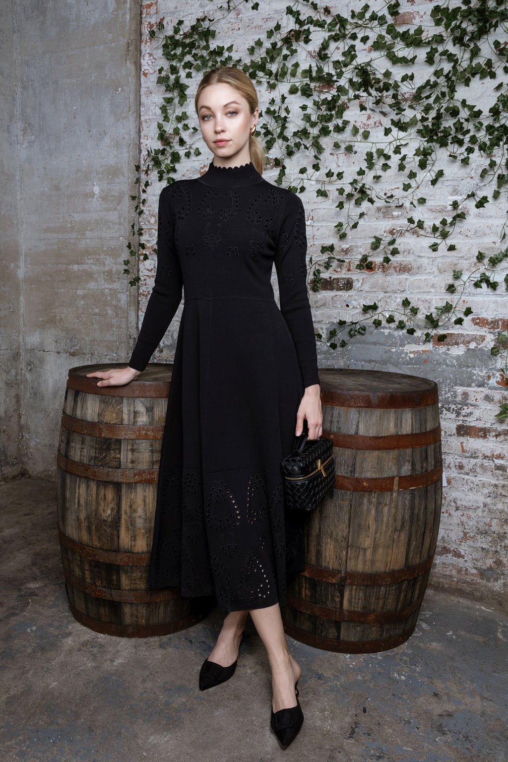 MUN-MNA4213 BLACK EYELET TOP