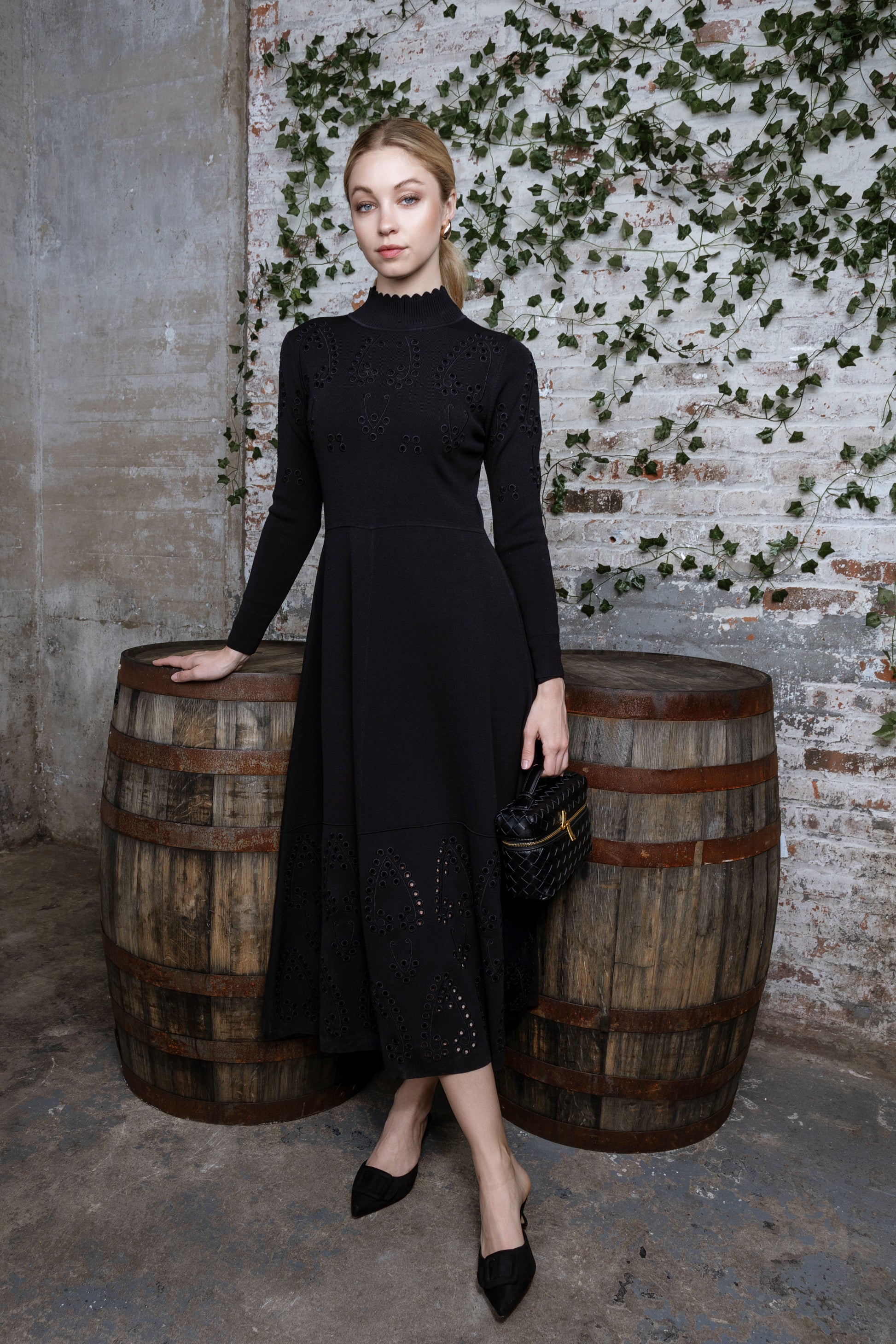 MUN-MNA4213 BLACK EYELET TOP