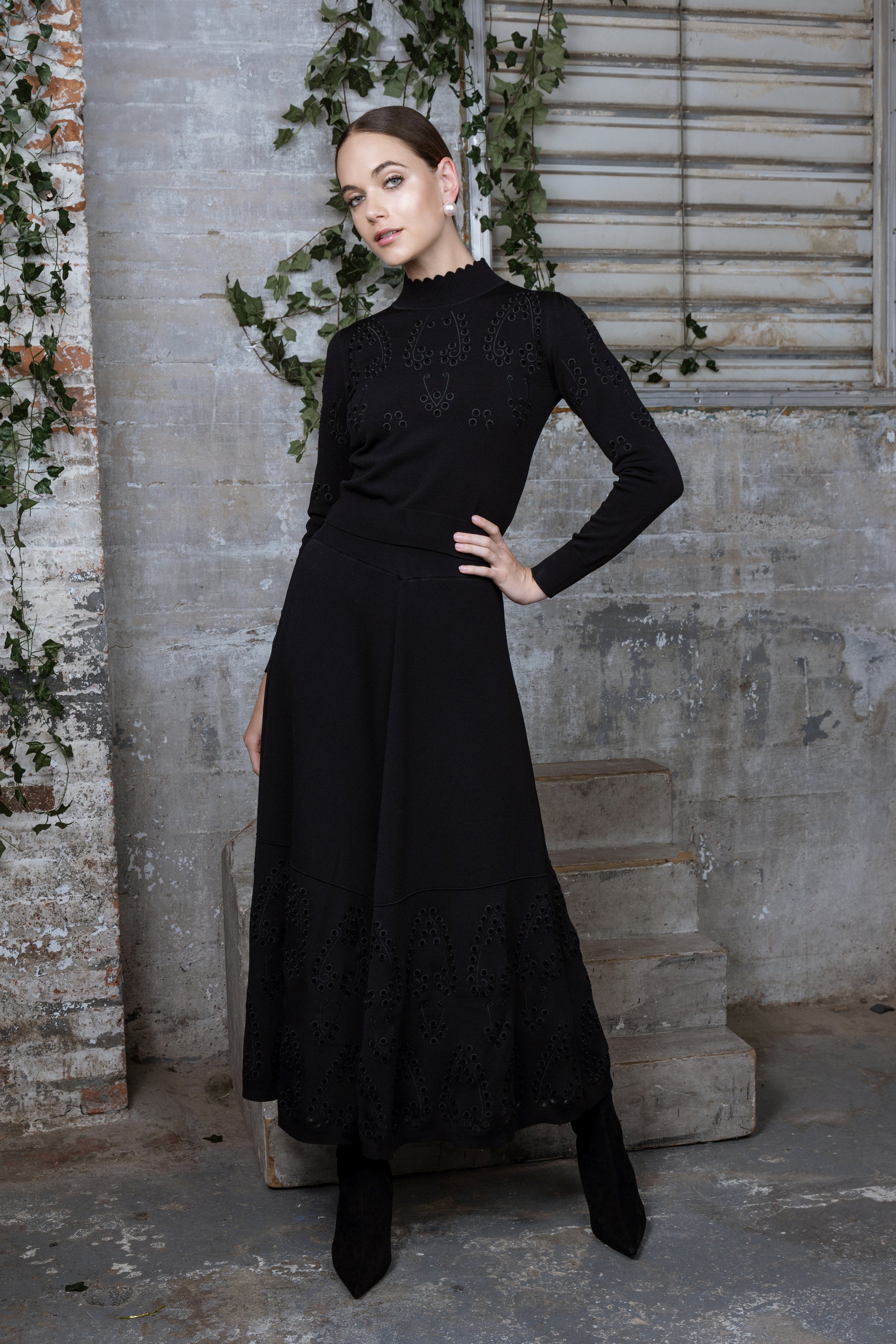 MUN-MNA4213 BLACK EYELET TOP