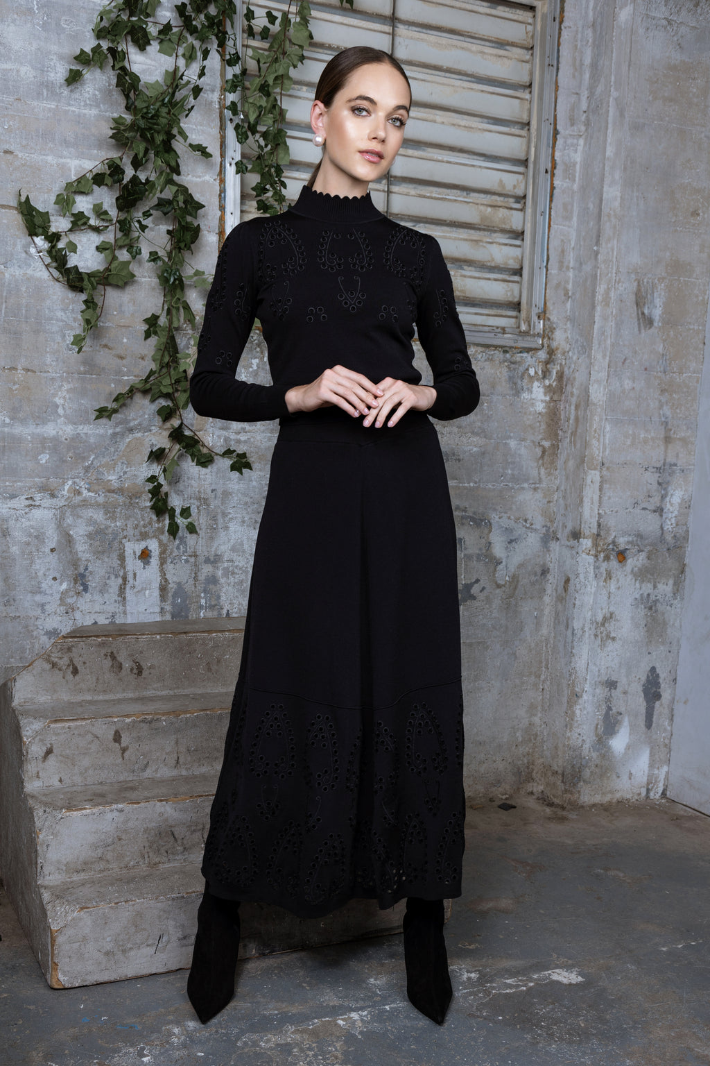 MUN-MNA4213 BLACK EYELET TOP