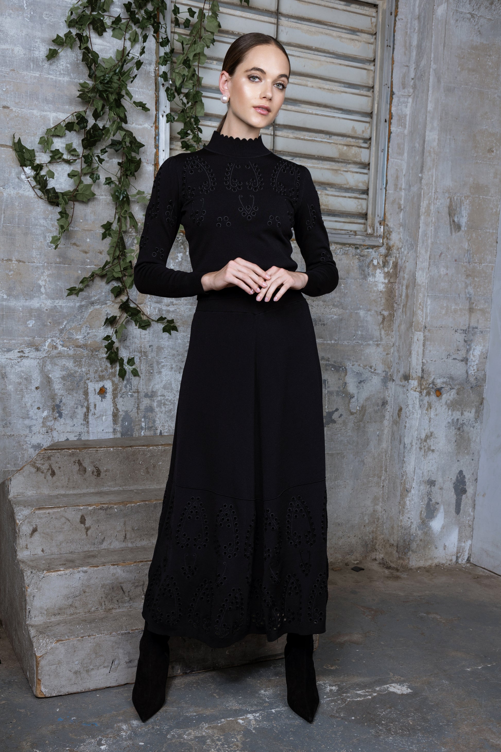 MUN-MNA4213 BLACK EYELET TOP