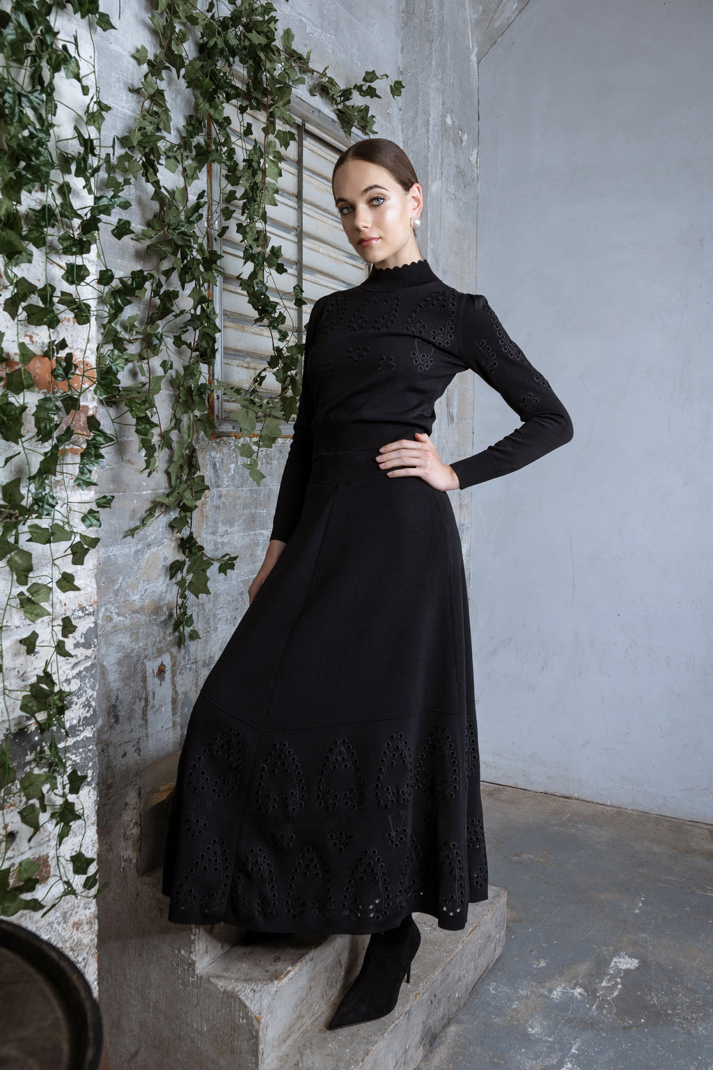 MUN-MNA4213 BLACK EYELET TOP