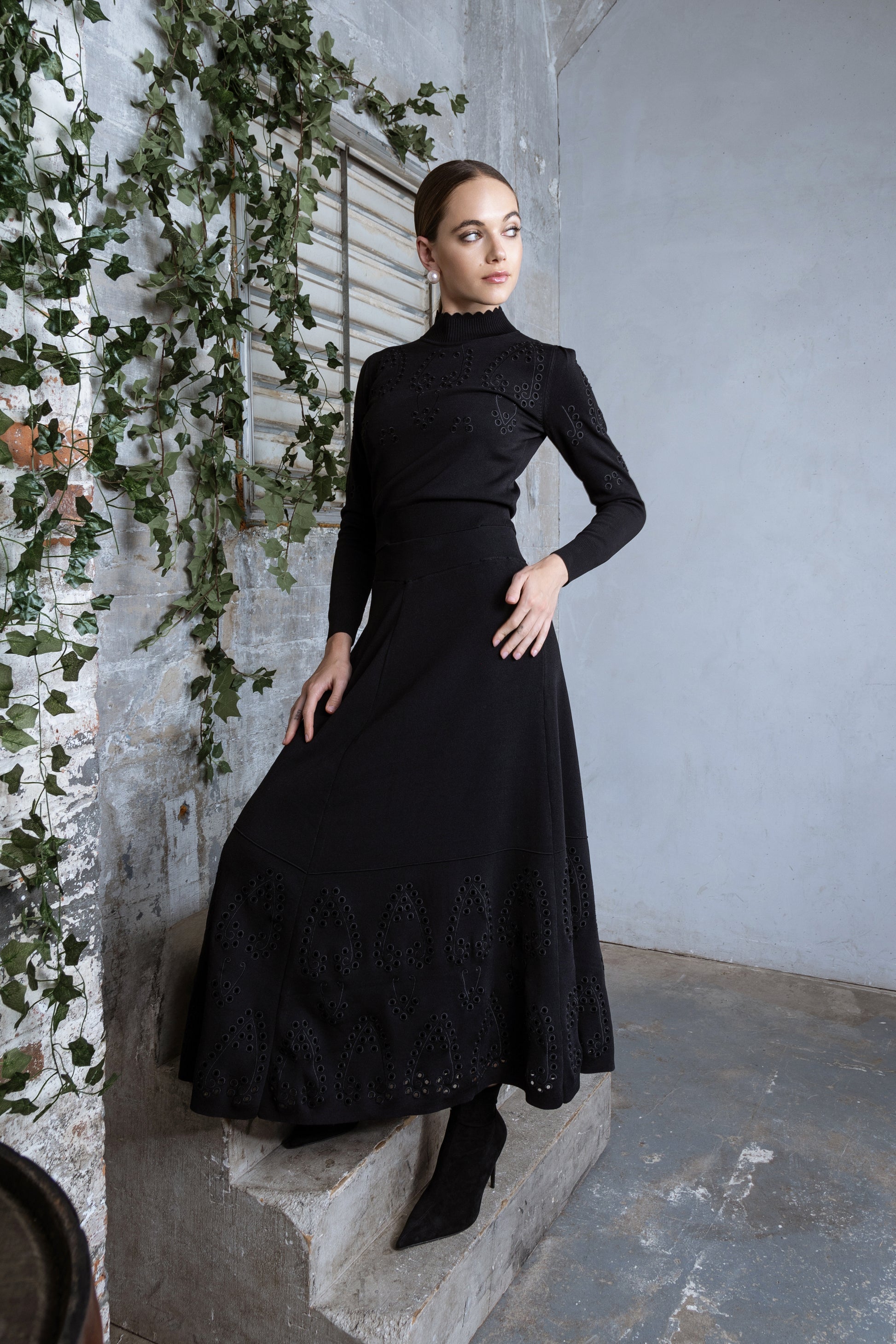 MUN-MNA4213 BLACK EYELET TOP
