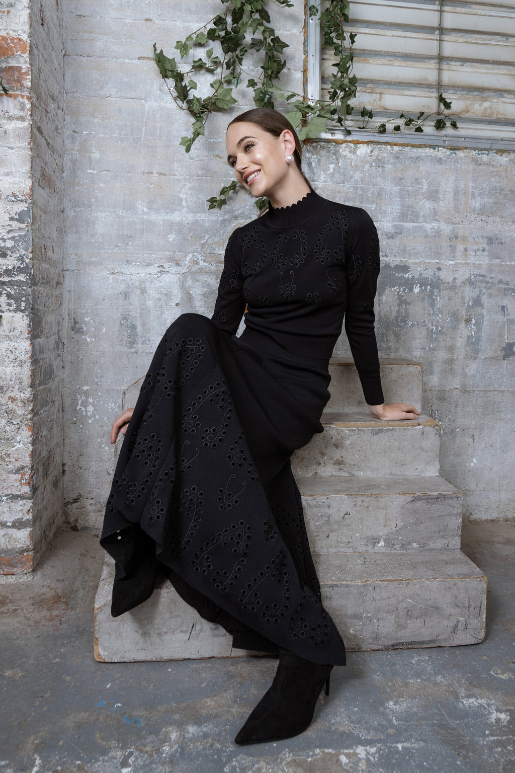 MUN-MNA4213 BLACK EYELET TOP