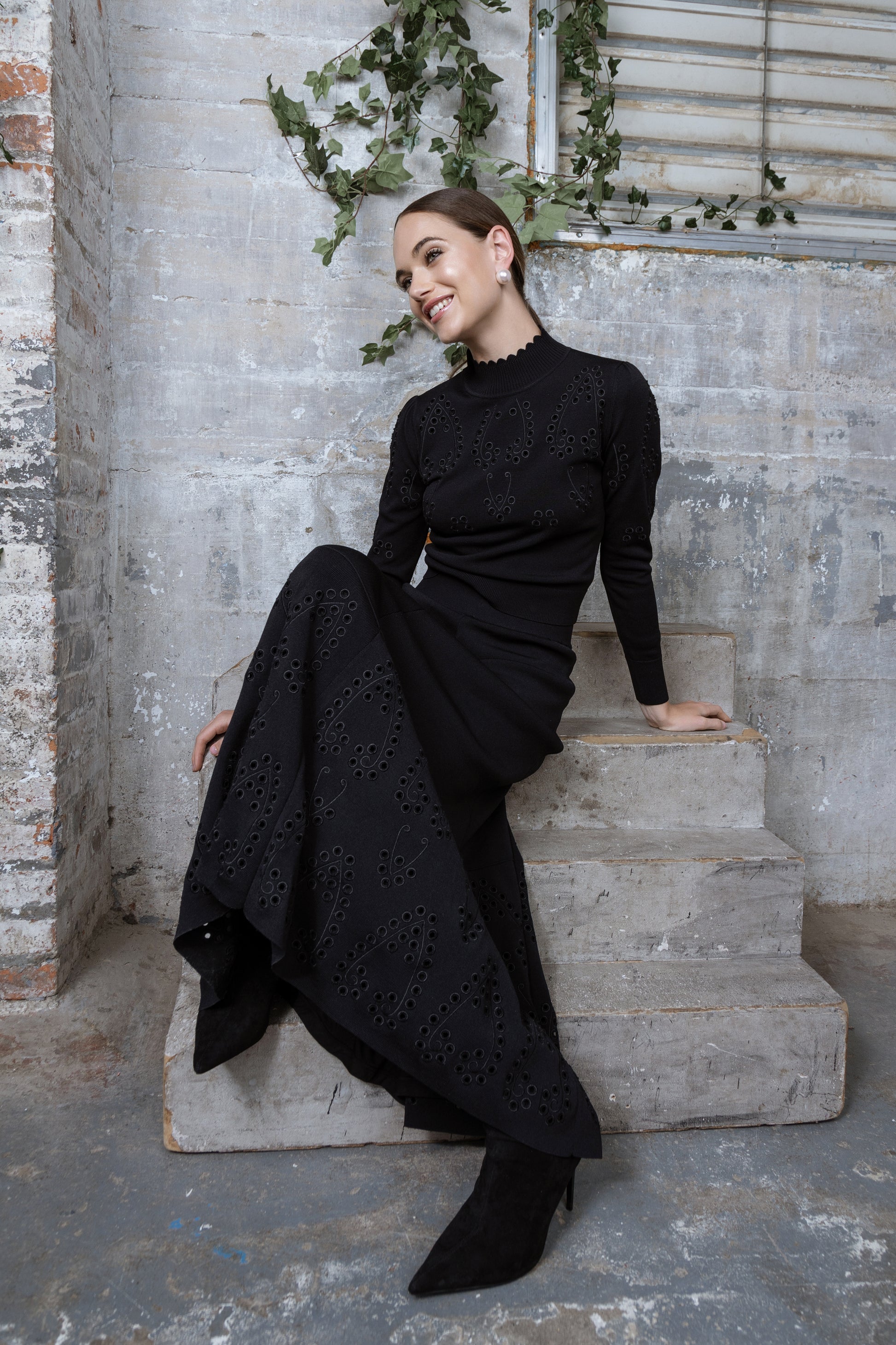 MUN-MNA4213 BLACK EYELET TOP