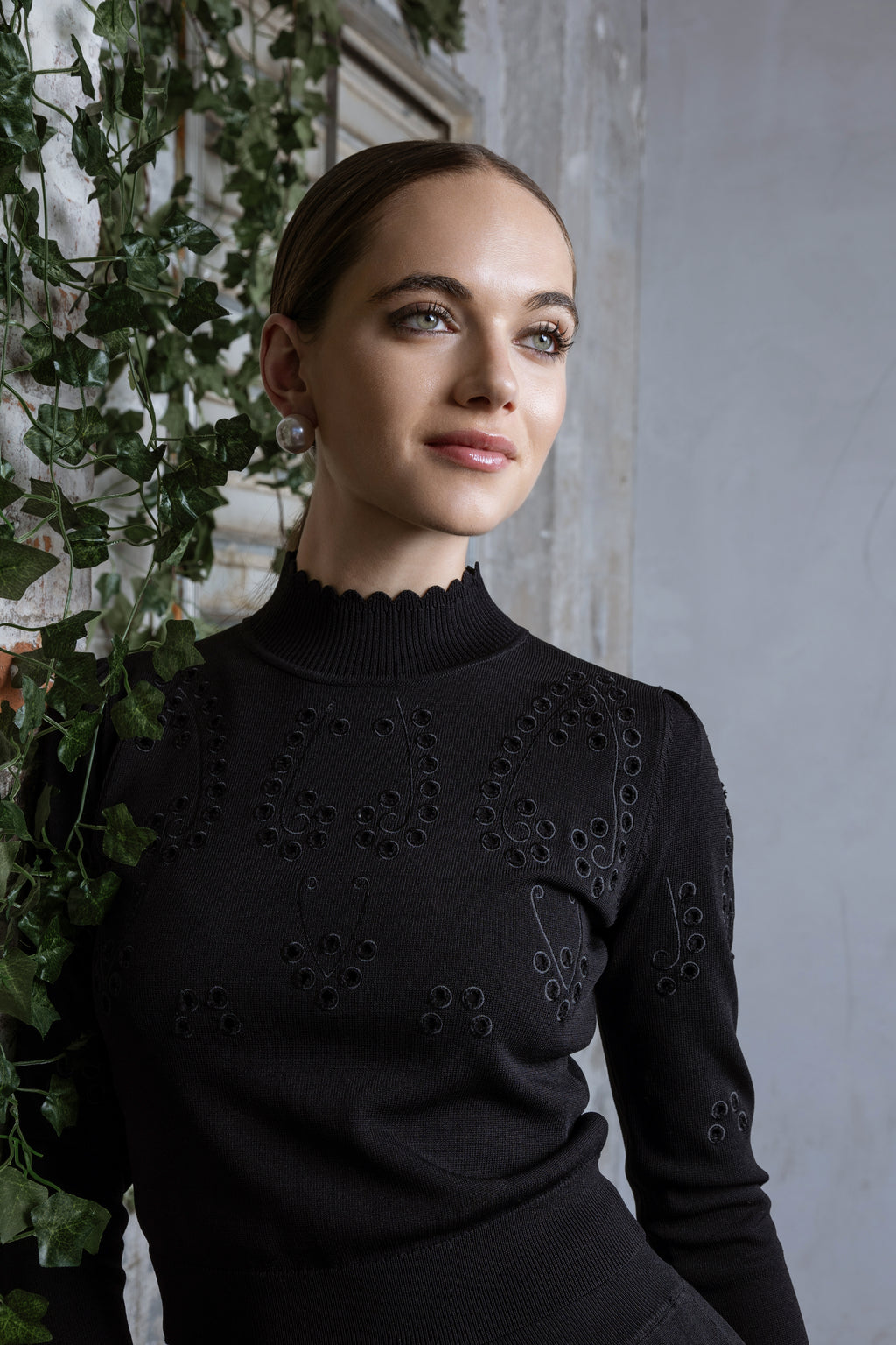 MUN-MNA4213 BLACK EYELET TOP