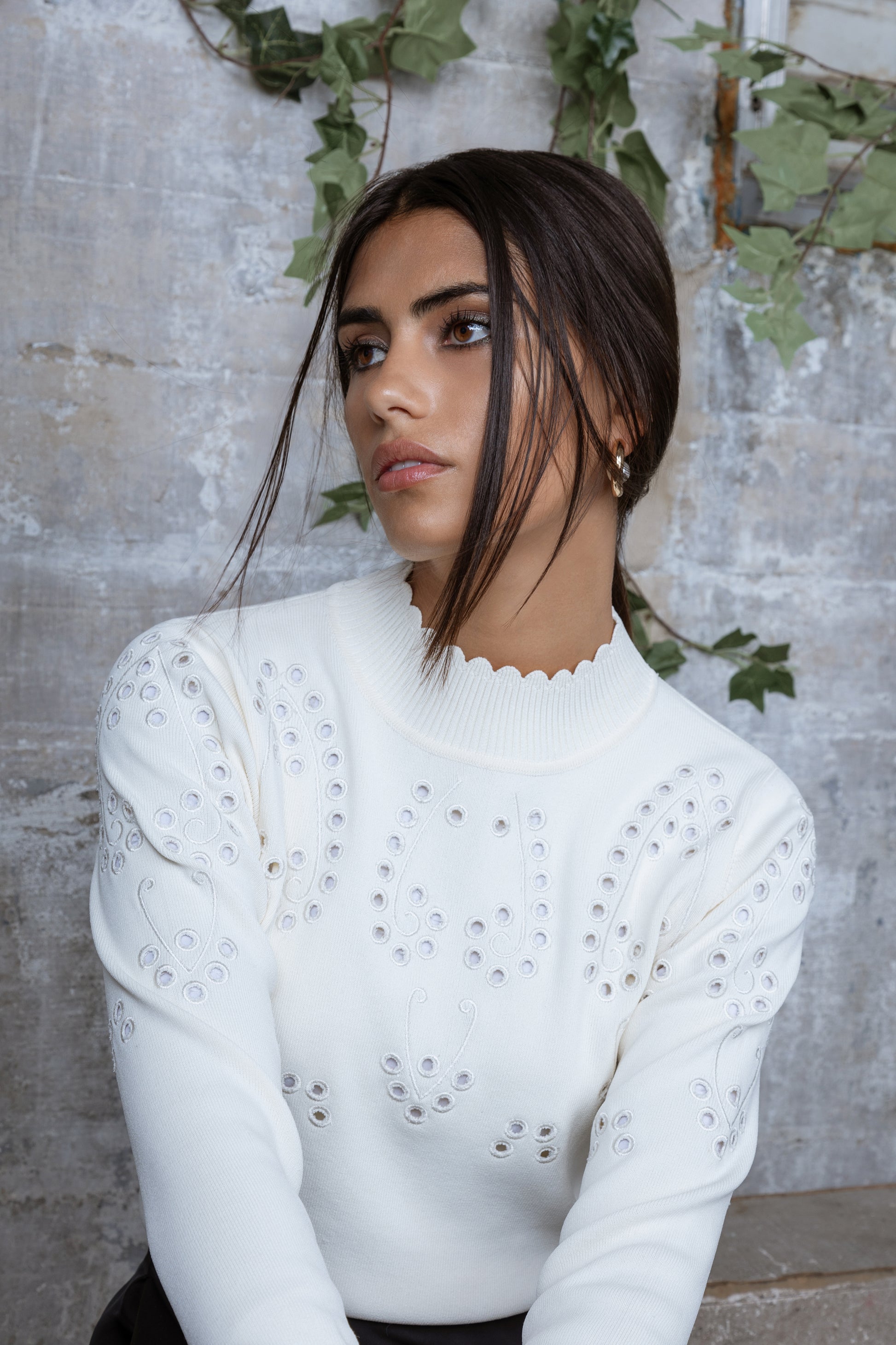 MUN-MNA4213 CREAM EYELET TOP