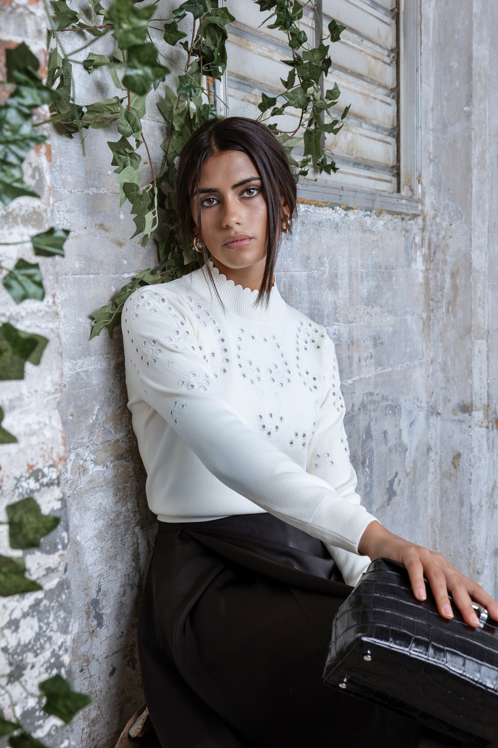 MUN-MNA4213 CREAM EYELET TOP