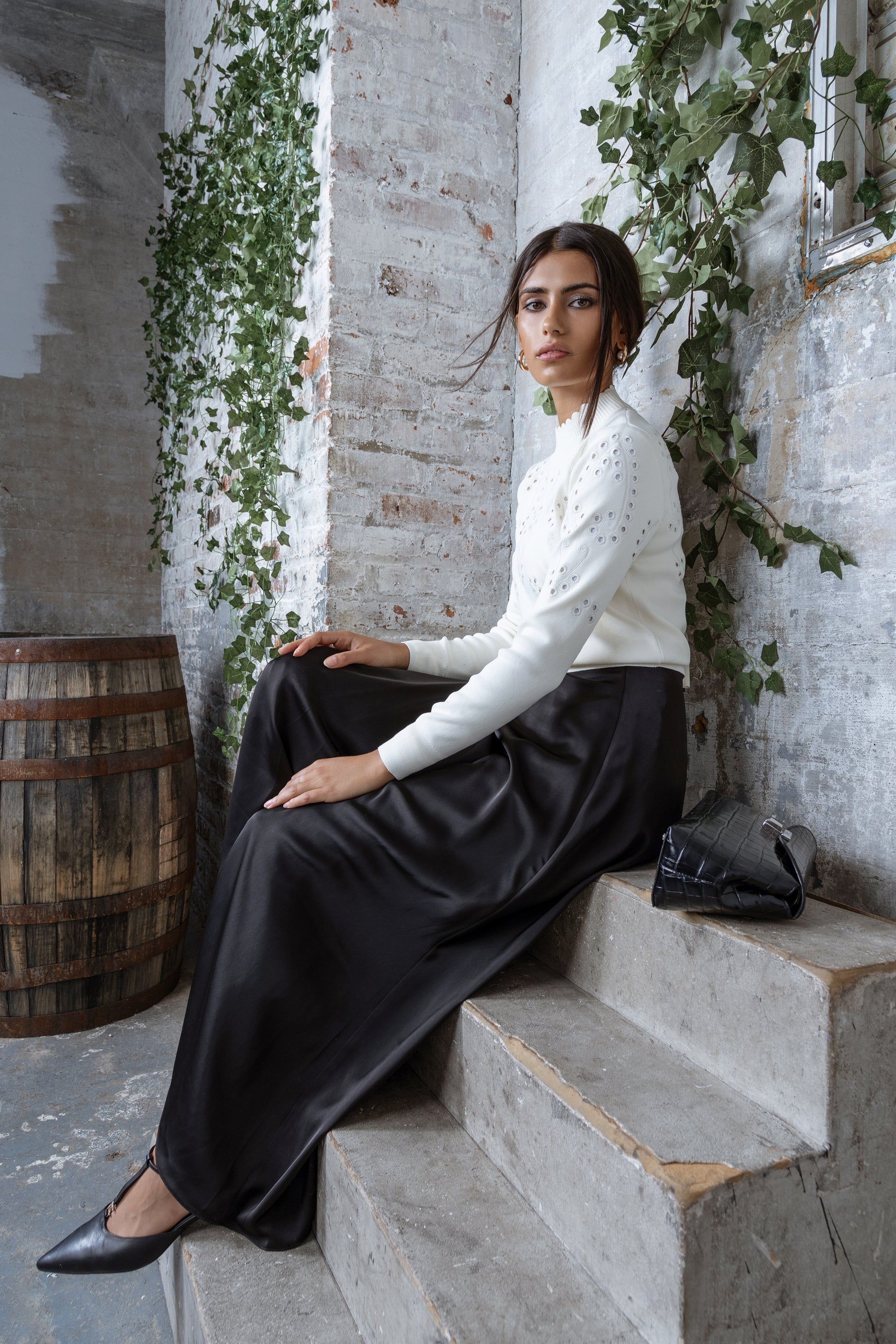 MUN-MNA4213 CREAM EYELET TOP