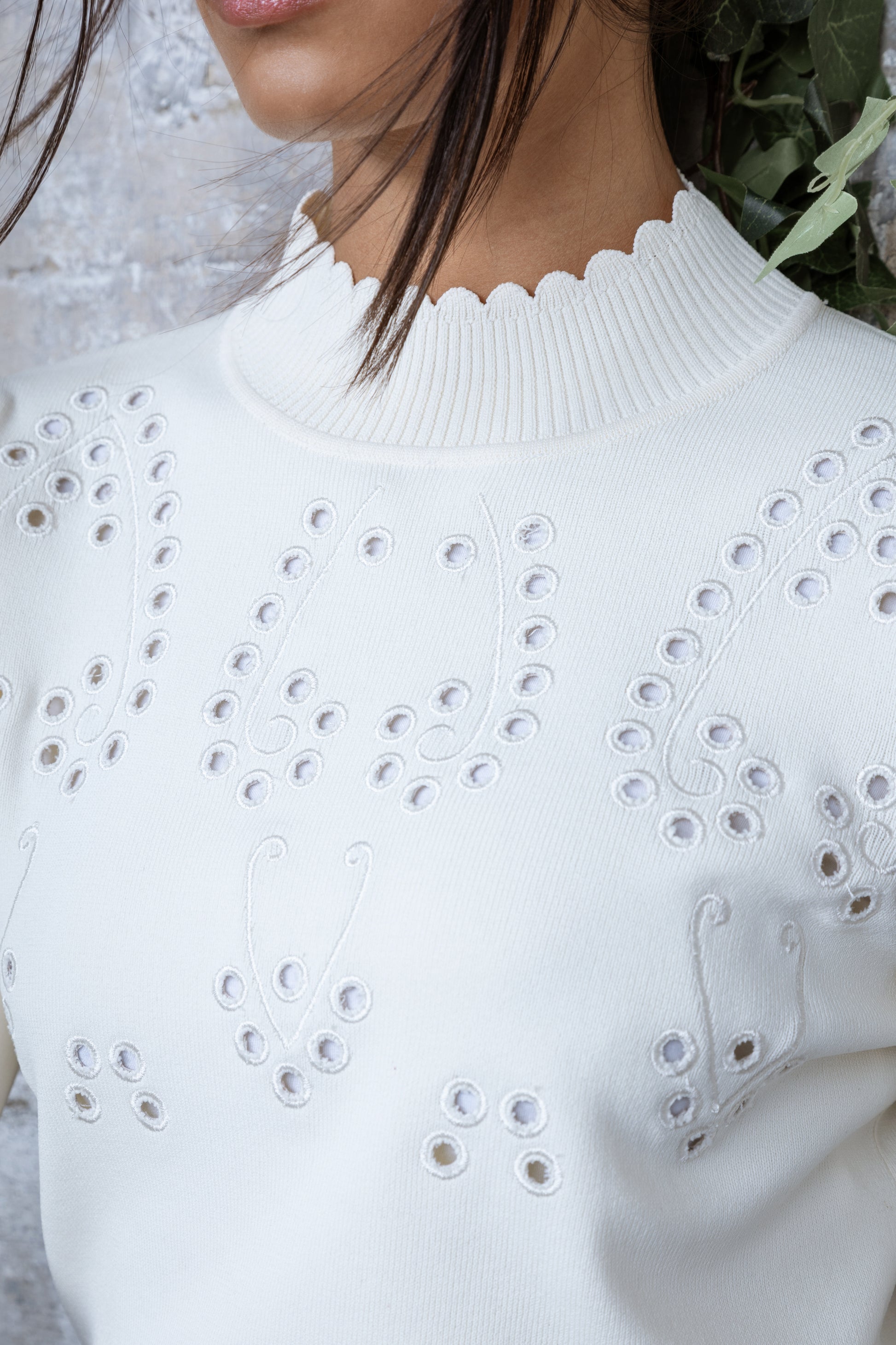 MUN-MNA4213 CREAM EYELET TOP