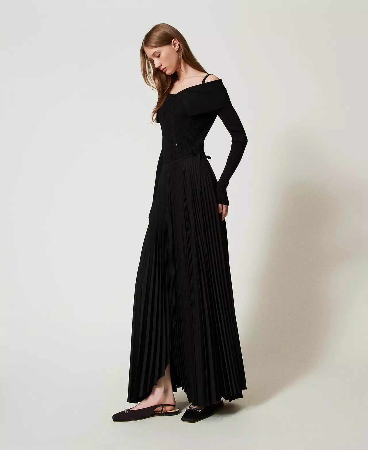 TWS-251TP2424 BLACK PLEATED WRAP SKIRT