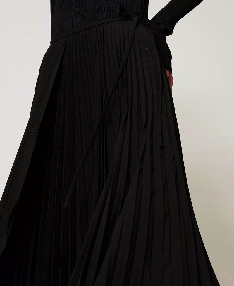 TWS-251TP2424 BLACK PLEATED WRAP SKIRT