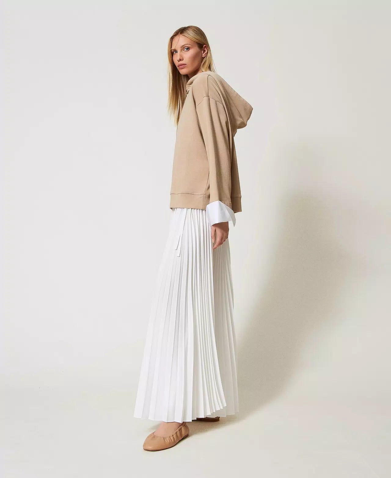 TWS-251TP2424 WHITE PLEATED WRAP SKIRT