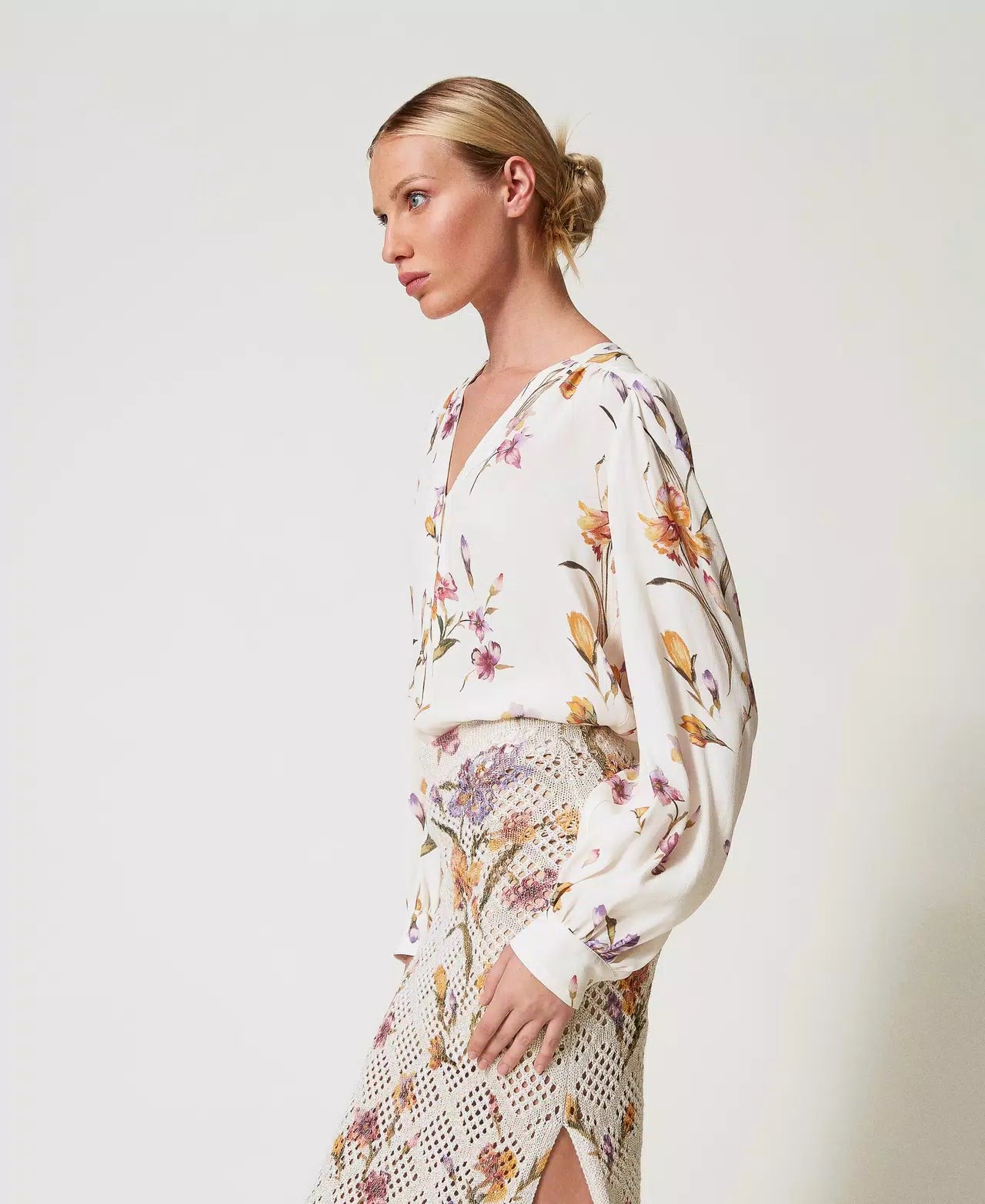 TWS-251TP2774 IVORY FLORAL BLOUSE