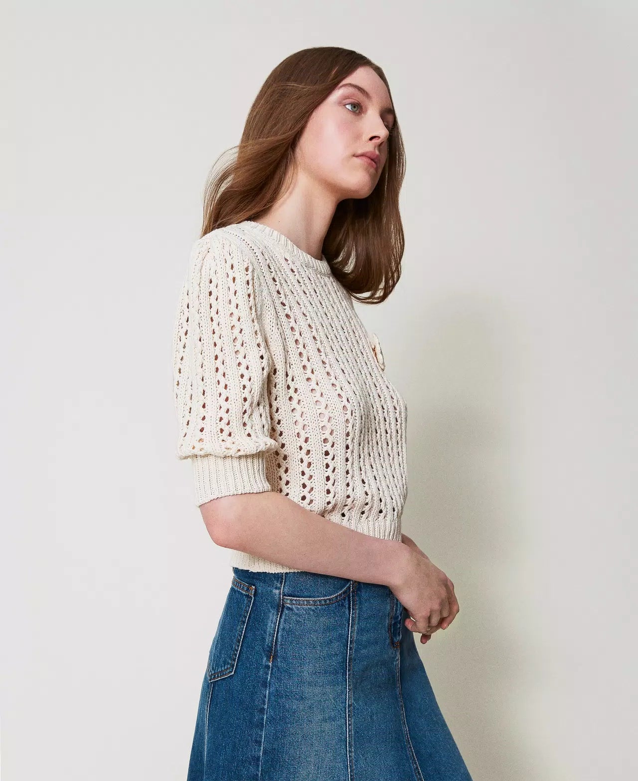 TWS-251TP3361 IVORY CROCHET BROOCH TOP