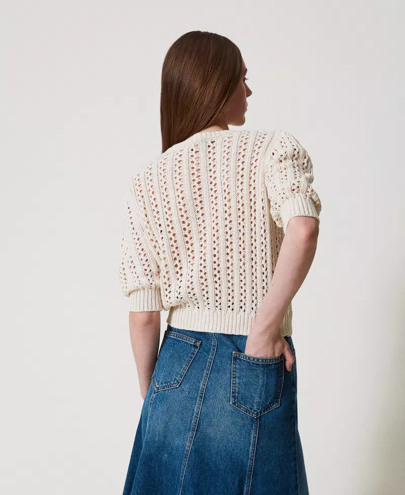 TWS-251TP3361 IVORY CROCHET BROOCH TOP
