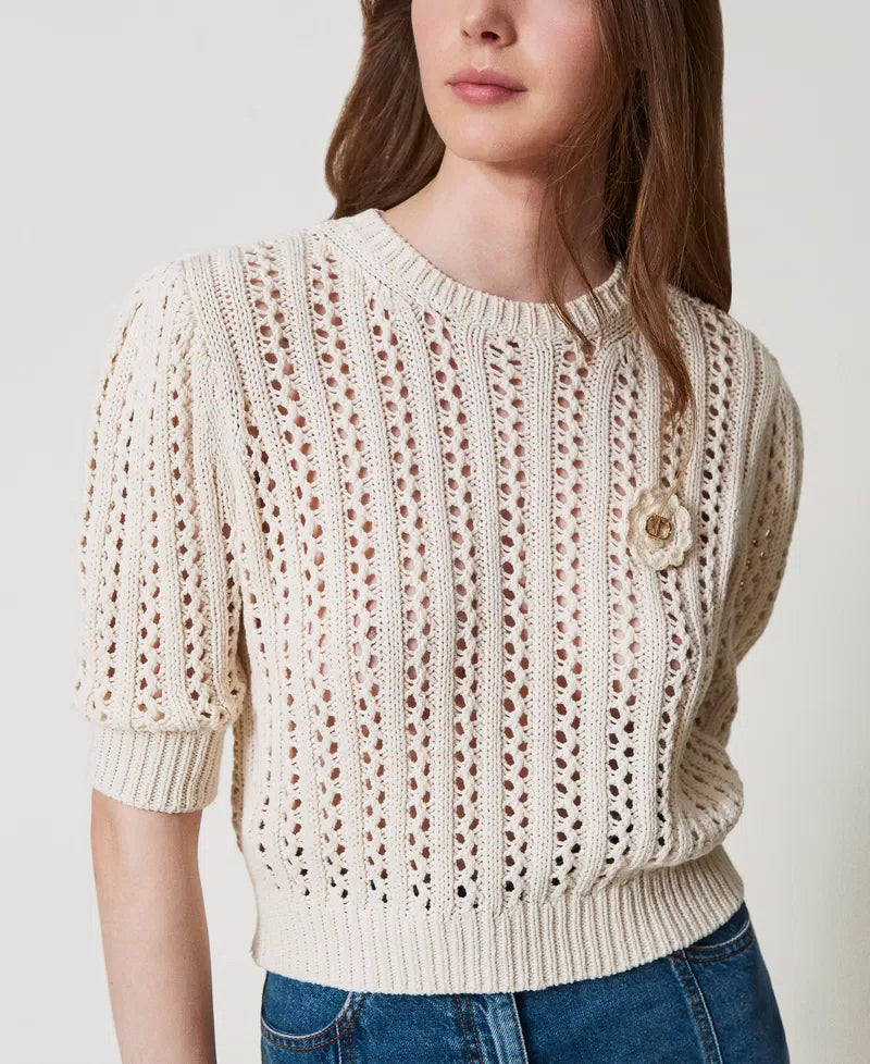 TWS-251TP3361 IVORY CROCHET BROOCH TOP