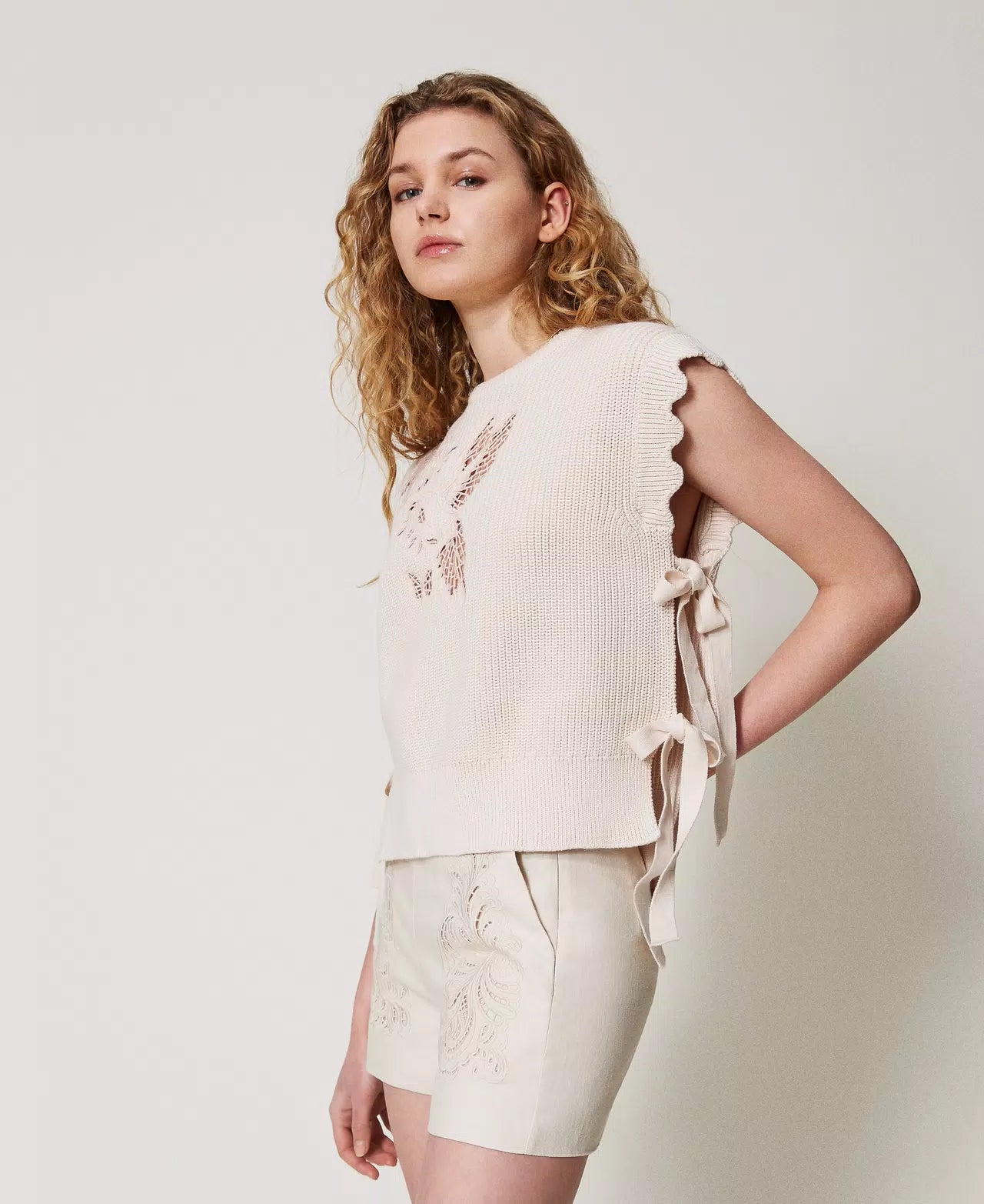 TWS-251TP3580 BEIGE EMBROIDERY KNIT TOP