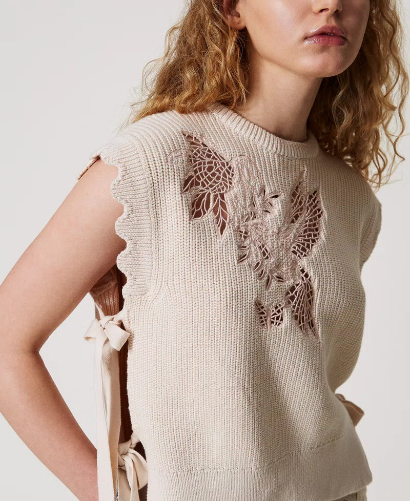 TWS-251TP3580 BEIGE EMBROIDERY KNIT TOP