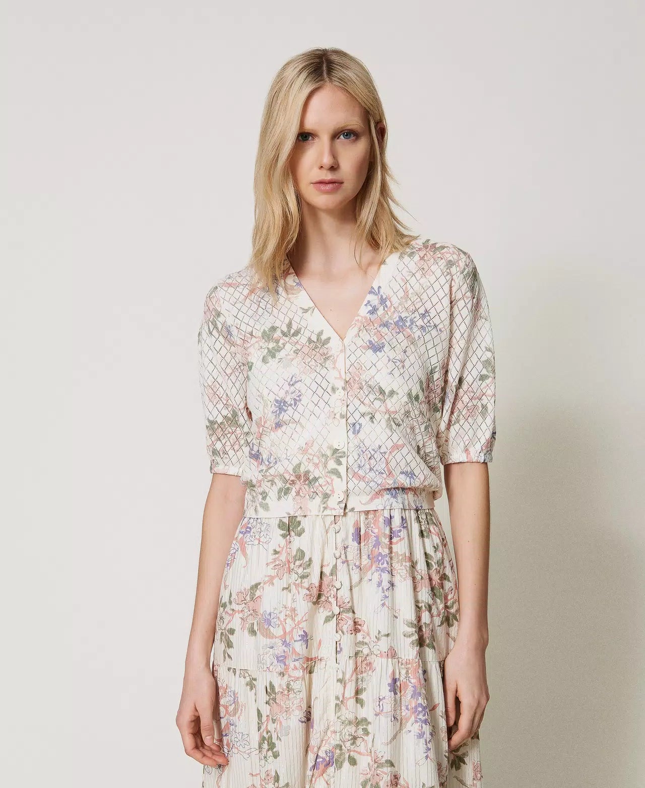 TWS-251TT3320 IVORY CROP PRINT BLOUSE