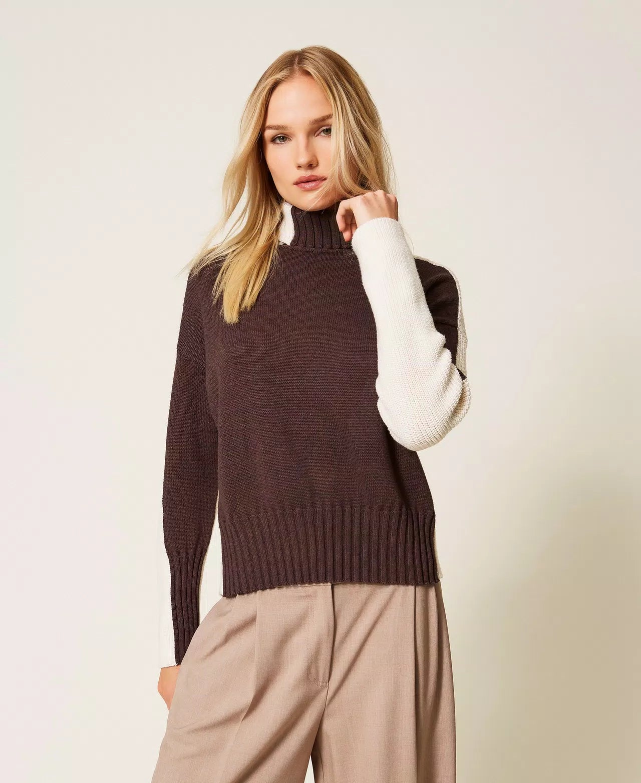 TWS-252TF3023 CHOCOLATE&CREAM TWO TONE TURTLENECK