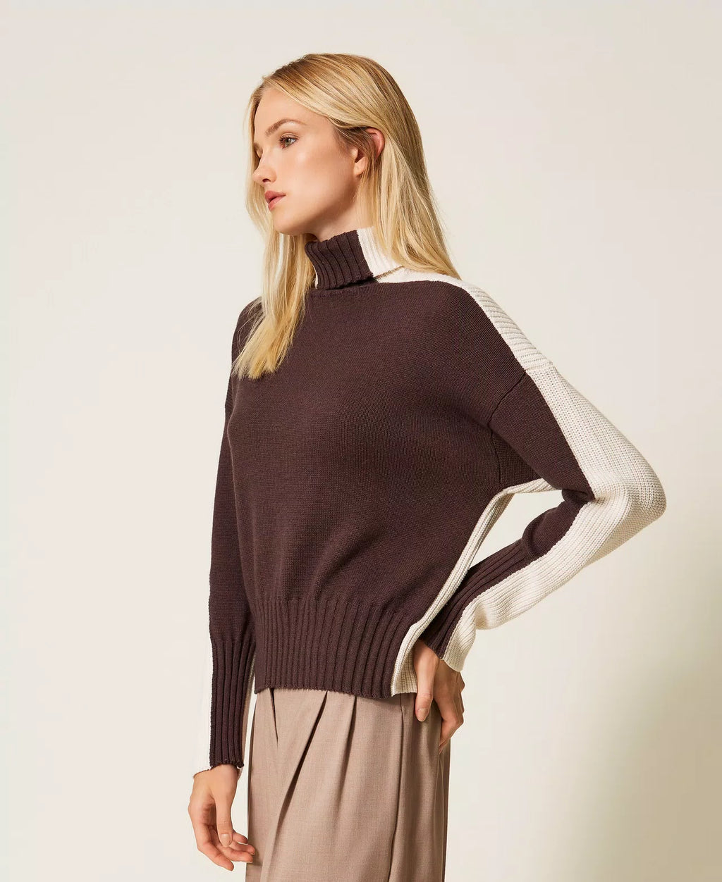TWS-252TF3023 CHOCOLATE&CREAM TWO TONE TURTLENECK