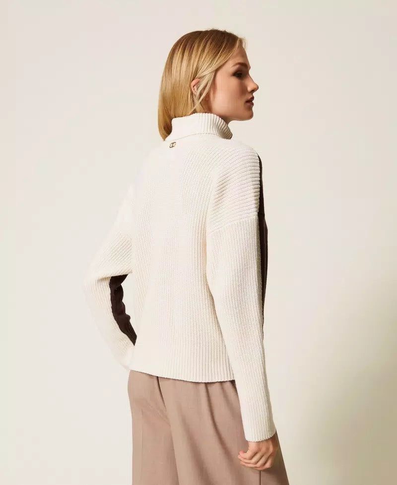 TWS-252TF3023 CHOCOLATE&CREAM TWO TONE TURTLENECK