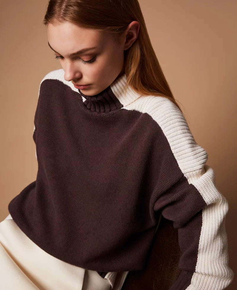 TWS-252TF3023 CHOCOLATE&CREAM TWO TONE TURTLENECK