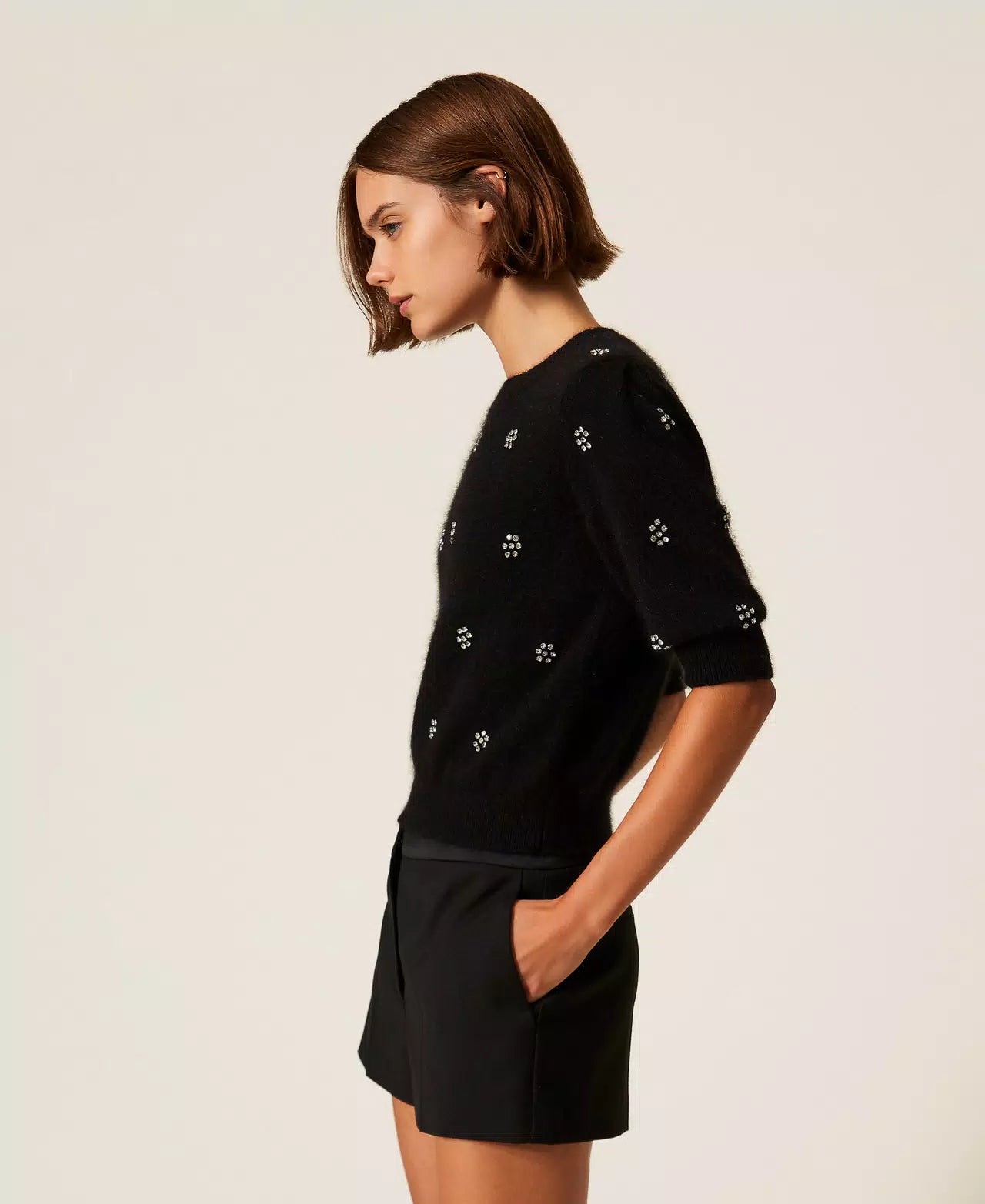 TWS-252TT3181 BLACK ANGORA BLEND EMBROIDERYD TOP