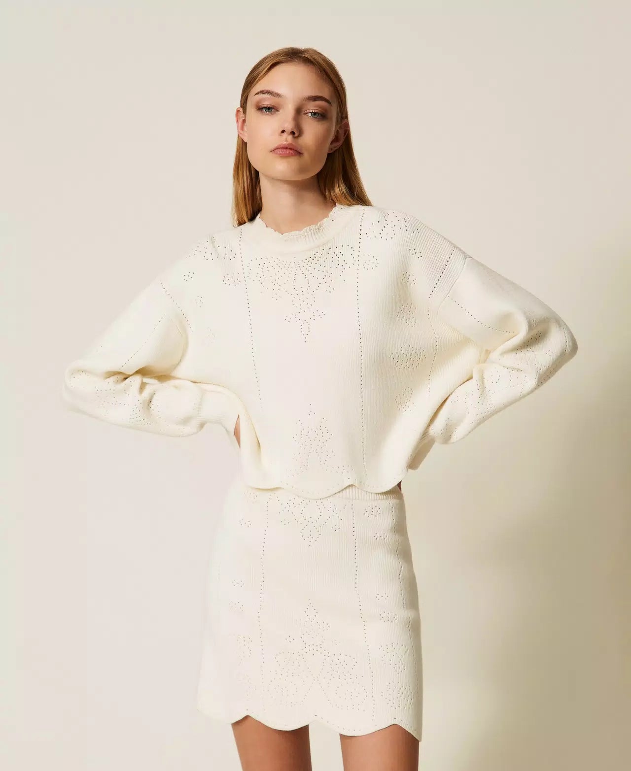 TWS-252TT3210 IVORY SCALLOP CROPPED TOP