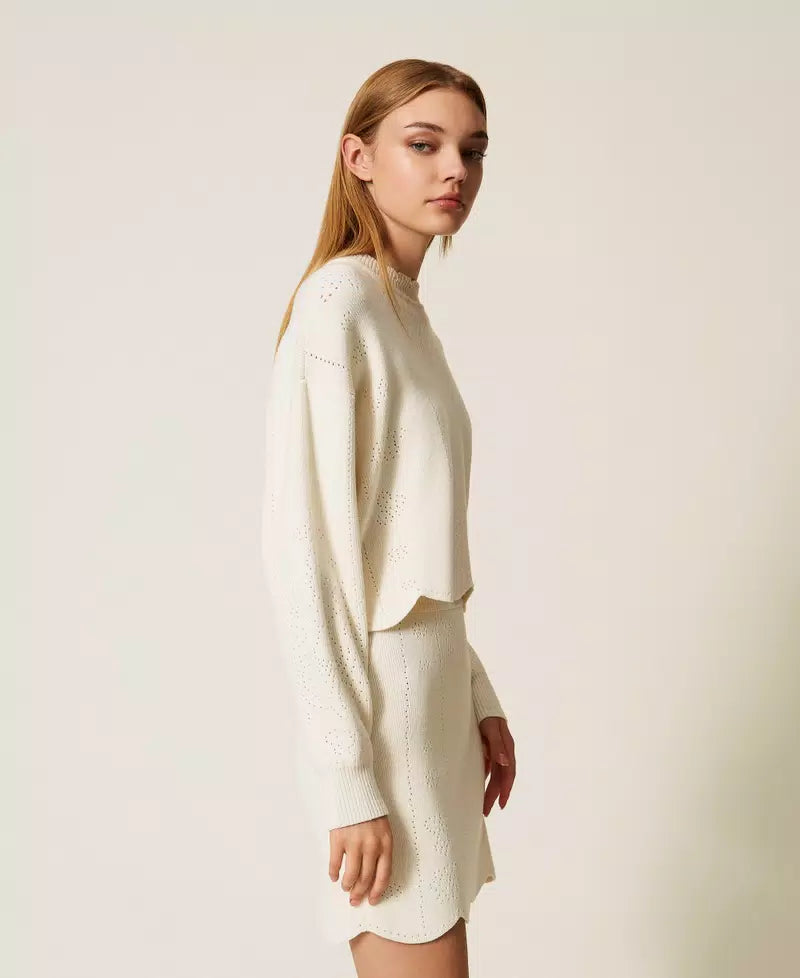 TWS-252TT3210 IVORY SCALLOP CROPPED TOP