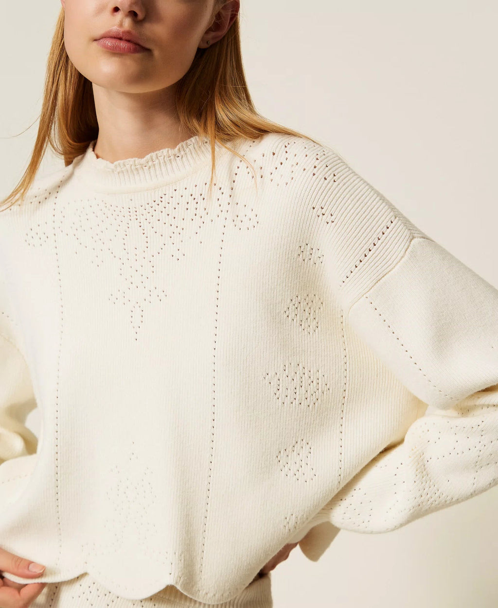 TWS-252TT3210 IVORY SCALLOP CROPPED TOP