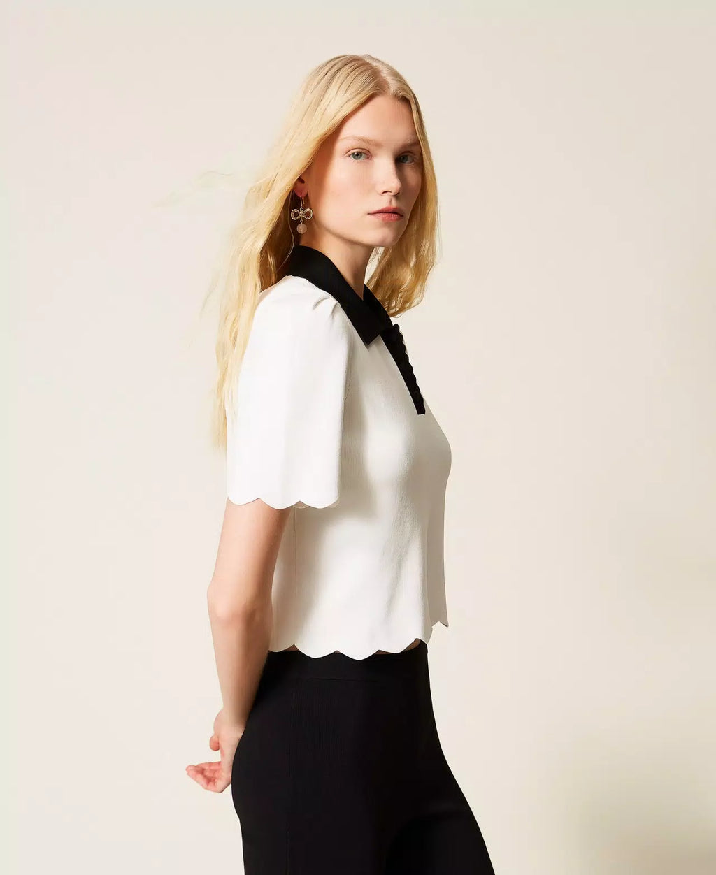 TWS-261TP3371 WHITE&NAVY SCALLOPED POLO TOP