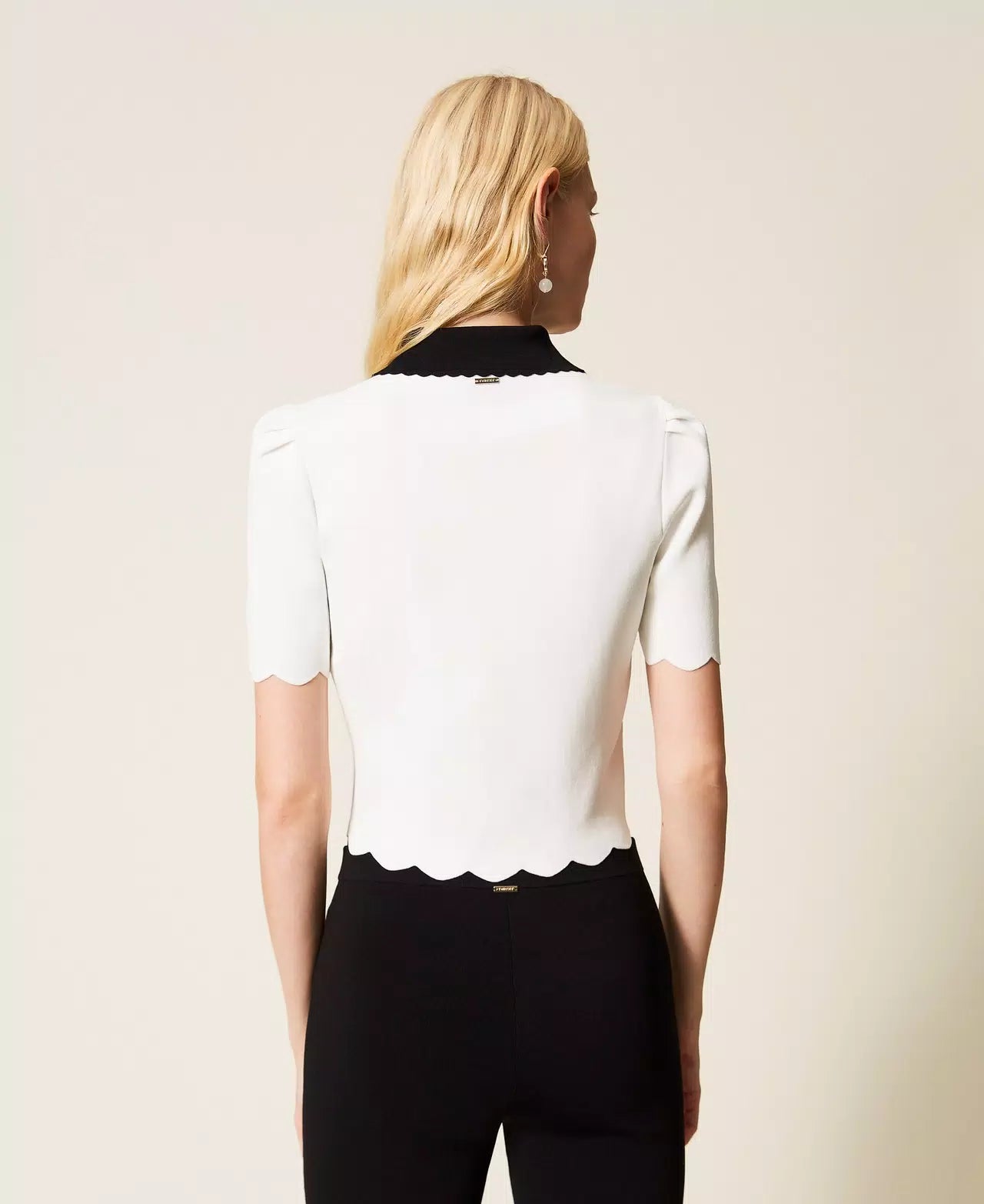 TWS-261TP3371 WHITE&NAVY SCALLOPED POLO TOP