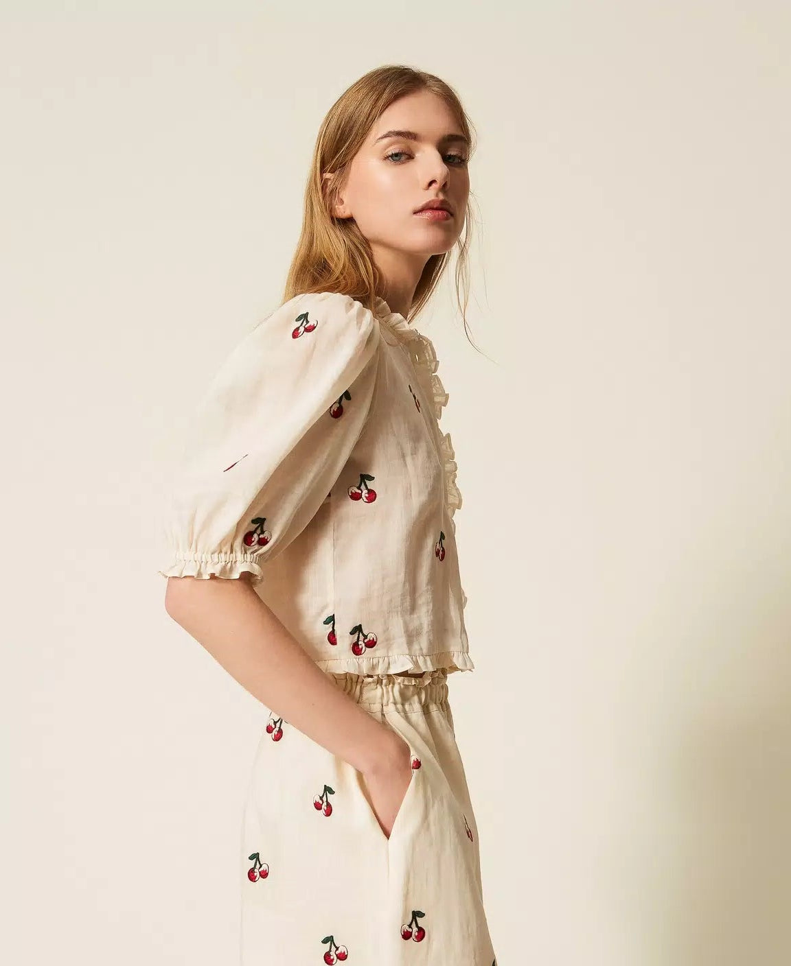 TWS-261TT2420 IVORY PUFFY SLEEVE CHERRY BLOUSE